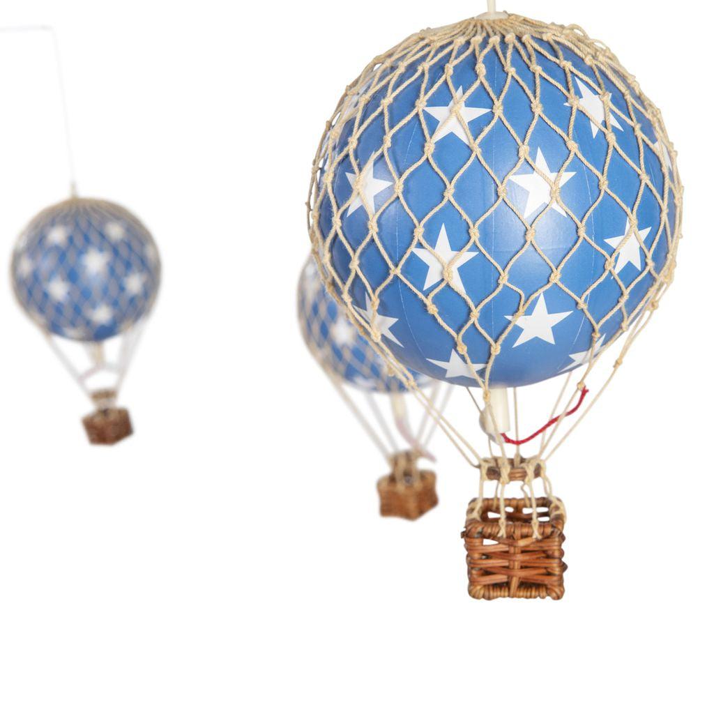 Auténticos modelos Sky Flight Mobile con globos, estrellas azules