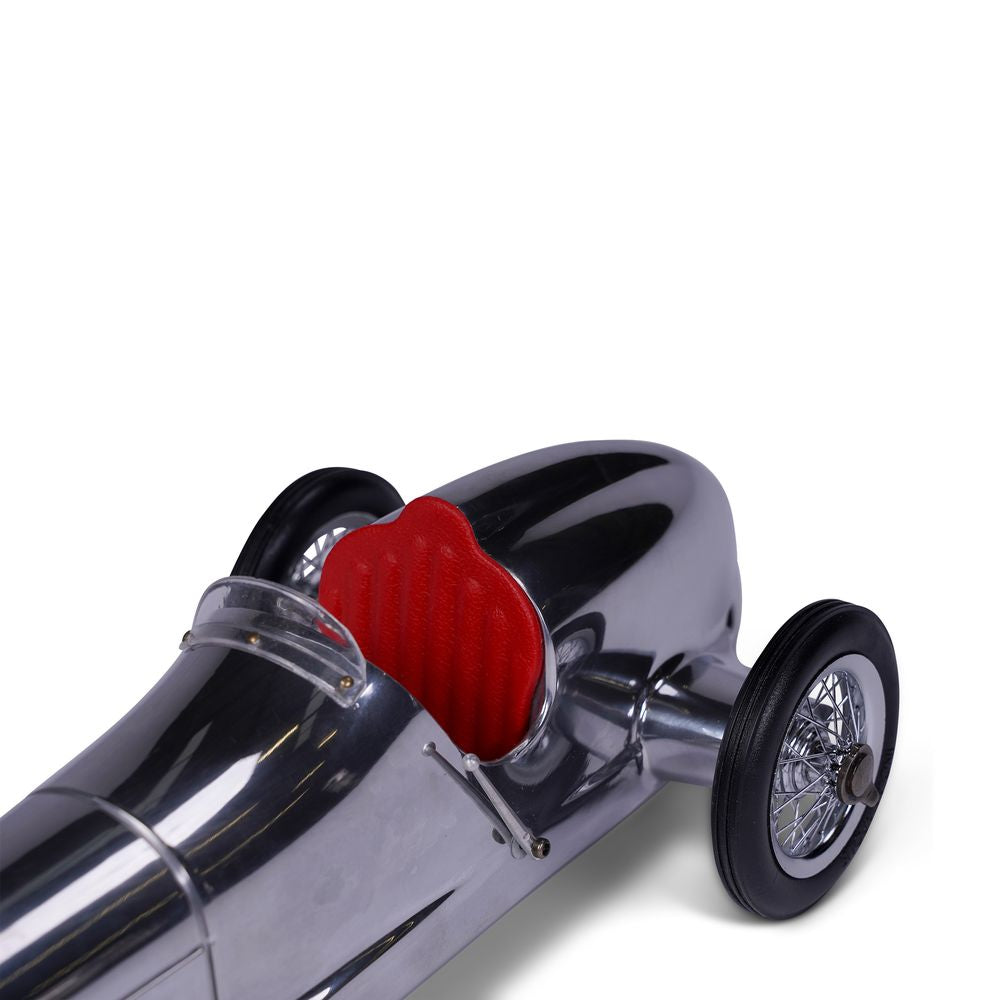 真实的型号银色箭头赛车模型，红色座椅