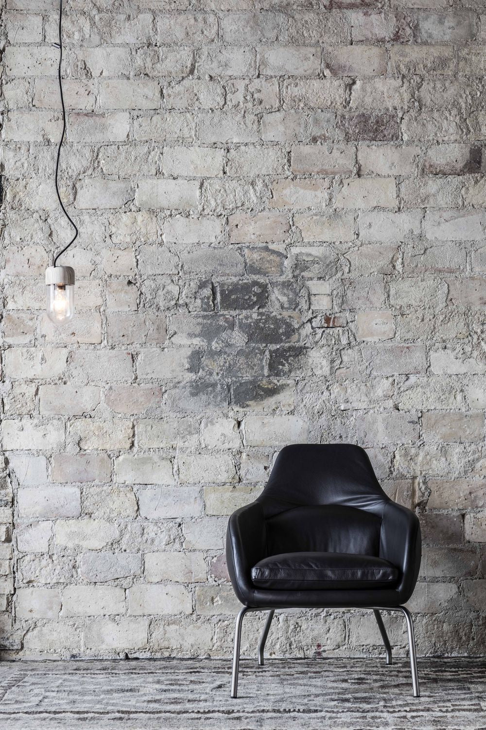 Bent Hansen Asento Lounge Chair, Gestell aus gebürstetem Stahl/schwarzem Adrian-Leder