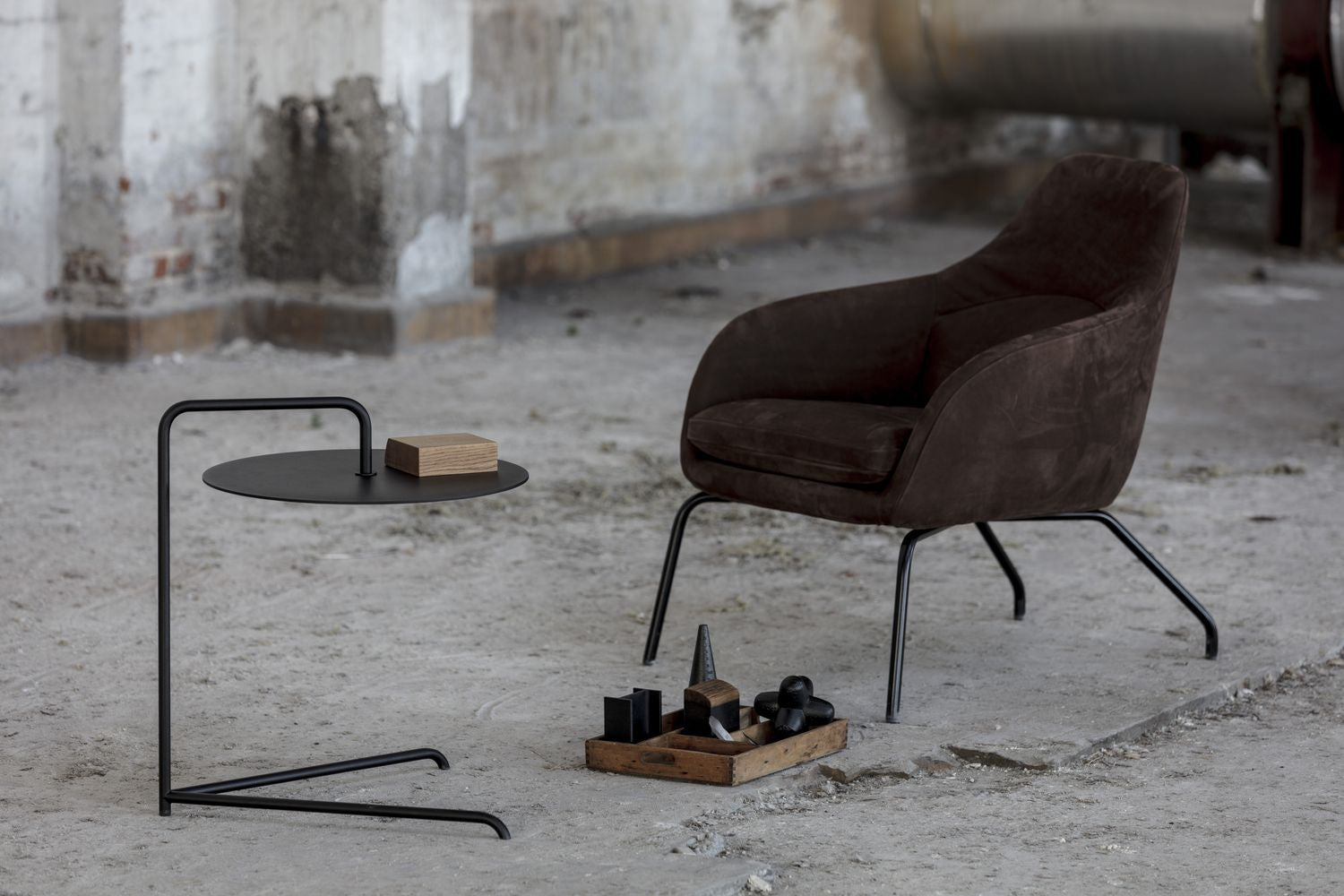 Bent Hansen Asento Lounge -stol, børstet stål/svart Adrian skinnramme
