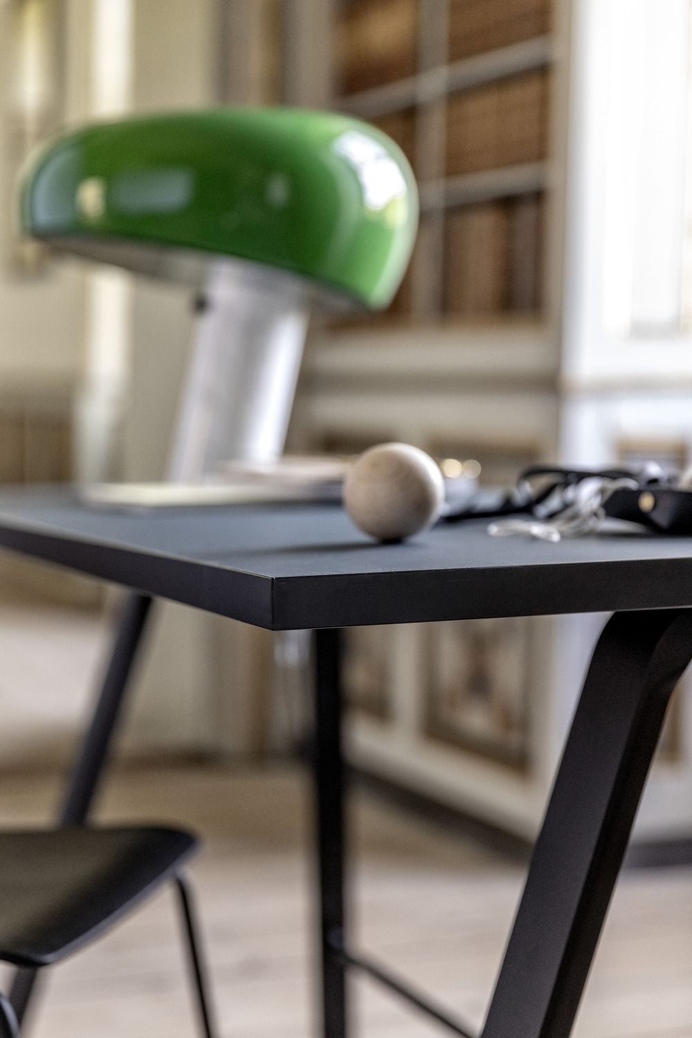 弯曲的汉森·海明威（Hansen Hemingway）桌子，带抽屉l 120厘米，黑色彩色山毛榉/针叶树绿色油毡