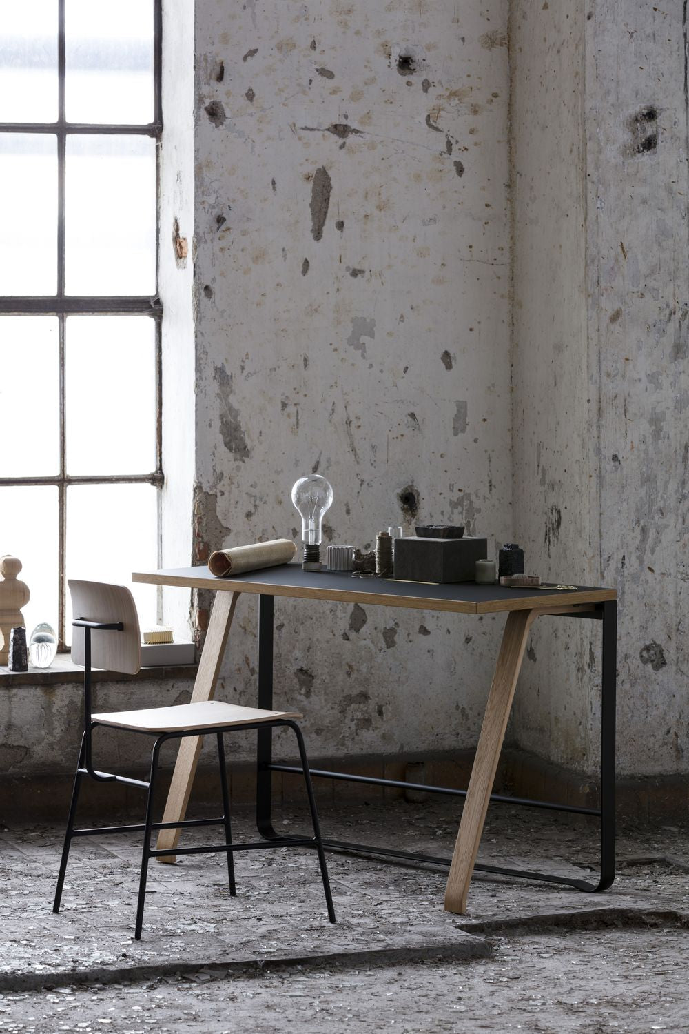 Bent Hansen Hemingway -skrivebord med skuffe L 120 cm, sort lakeret bøg/sort linoleum