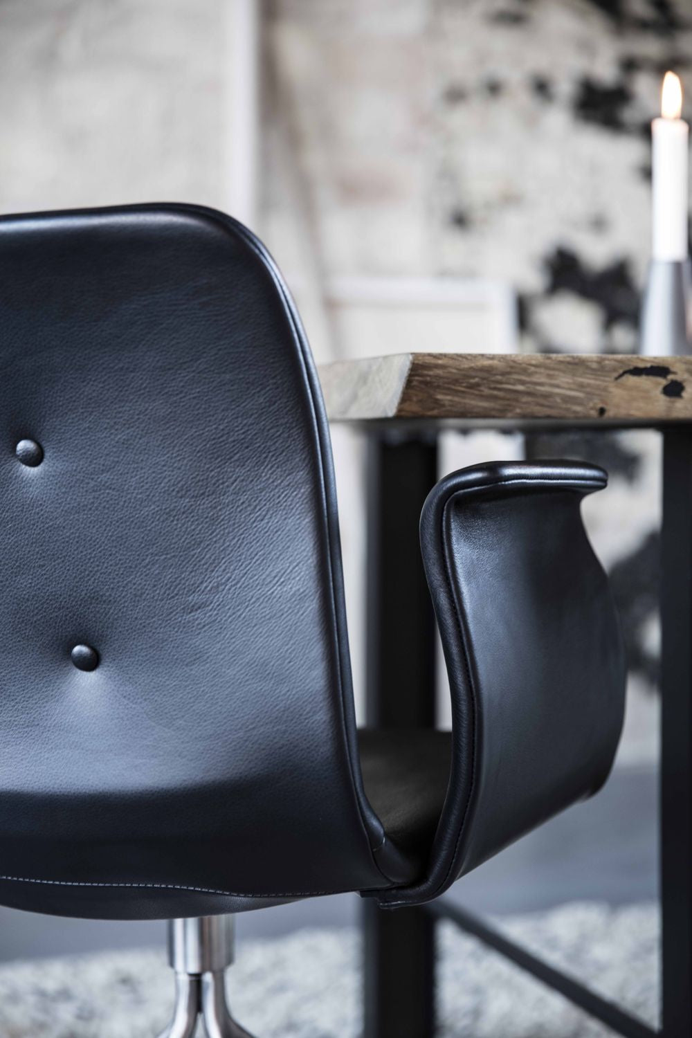 Bent Hansen Primum -tuoli, jossa on käsinoja, ruostumattomasta teräksestä valmistettu käännös, ruskea Davo's Nahka