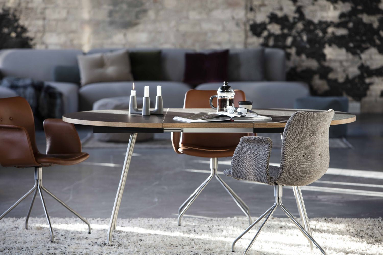 Bent Hansen Primum -stol med armlener i rustfritt stål, Tartufo Davos skinn