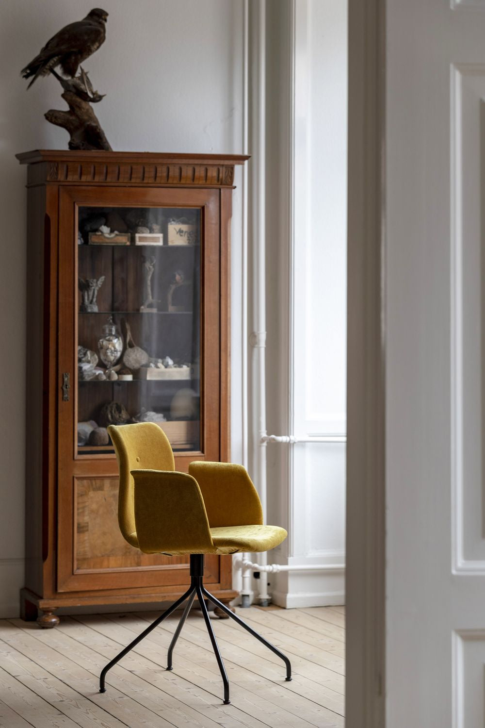 弯曲的Hansen Primum椅子带有扶手的黑色旋转框架，棕色达沃斯皮革