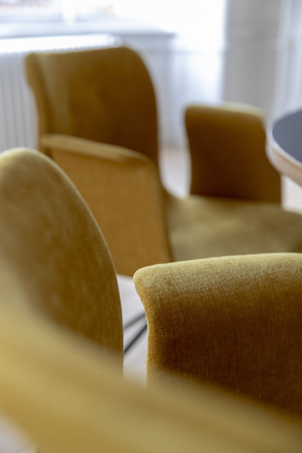 弯曲的Hansen Primum椅子带有扶手的黑色旋转框架，棕色达沃斯皮革