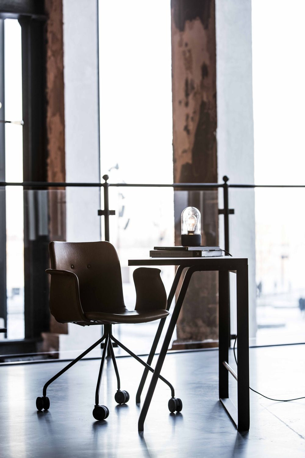 Bent Hansen Primum stol med armlener rustfritt stål, brun Davos skinn