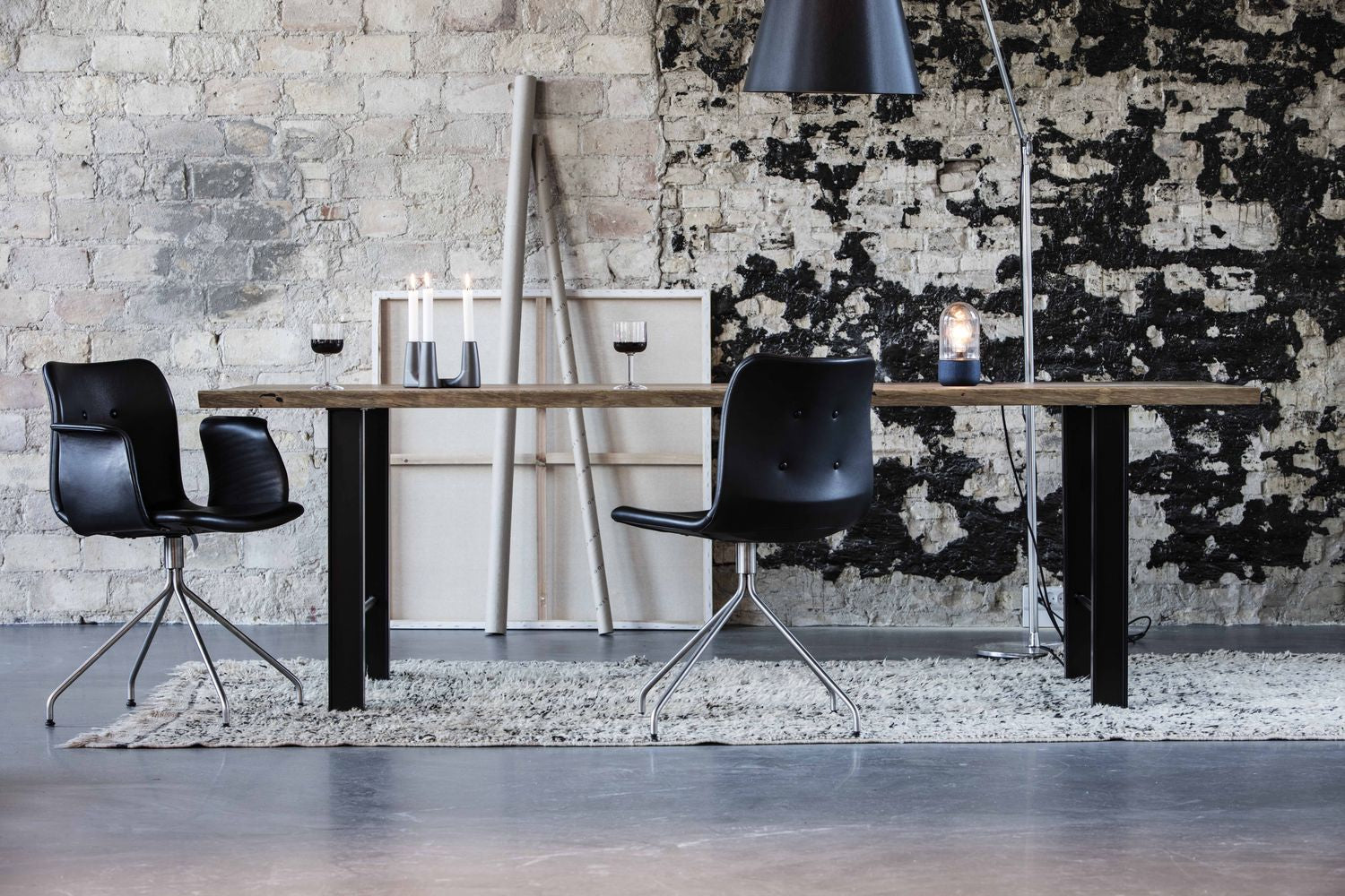 Bent Hansen Primum Stuhl mit Armlehnen schwarzer fester Rahmen, Brandy Davos Leder