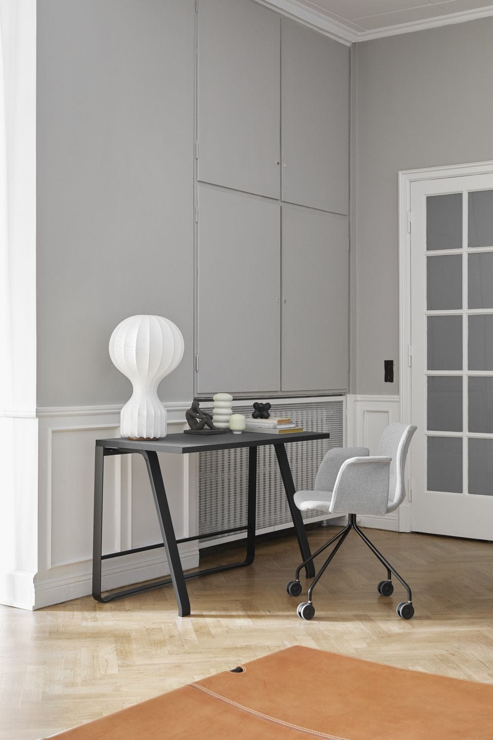 Bent Hansen Primum -Stuhl mit Armlehnen schwarzer fester Rahmen, Cognac Adrian Leder