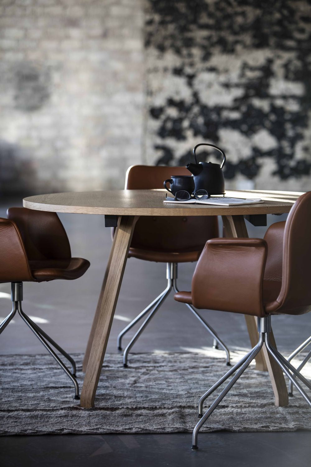 Bent Hansen Table primum, pattes de table en acier / comptoir en revêtement en poudre noir en linoléum noir