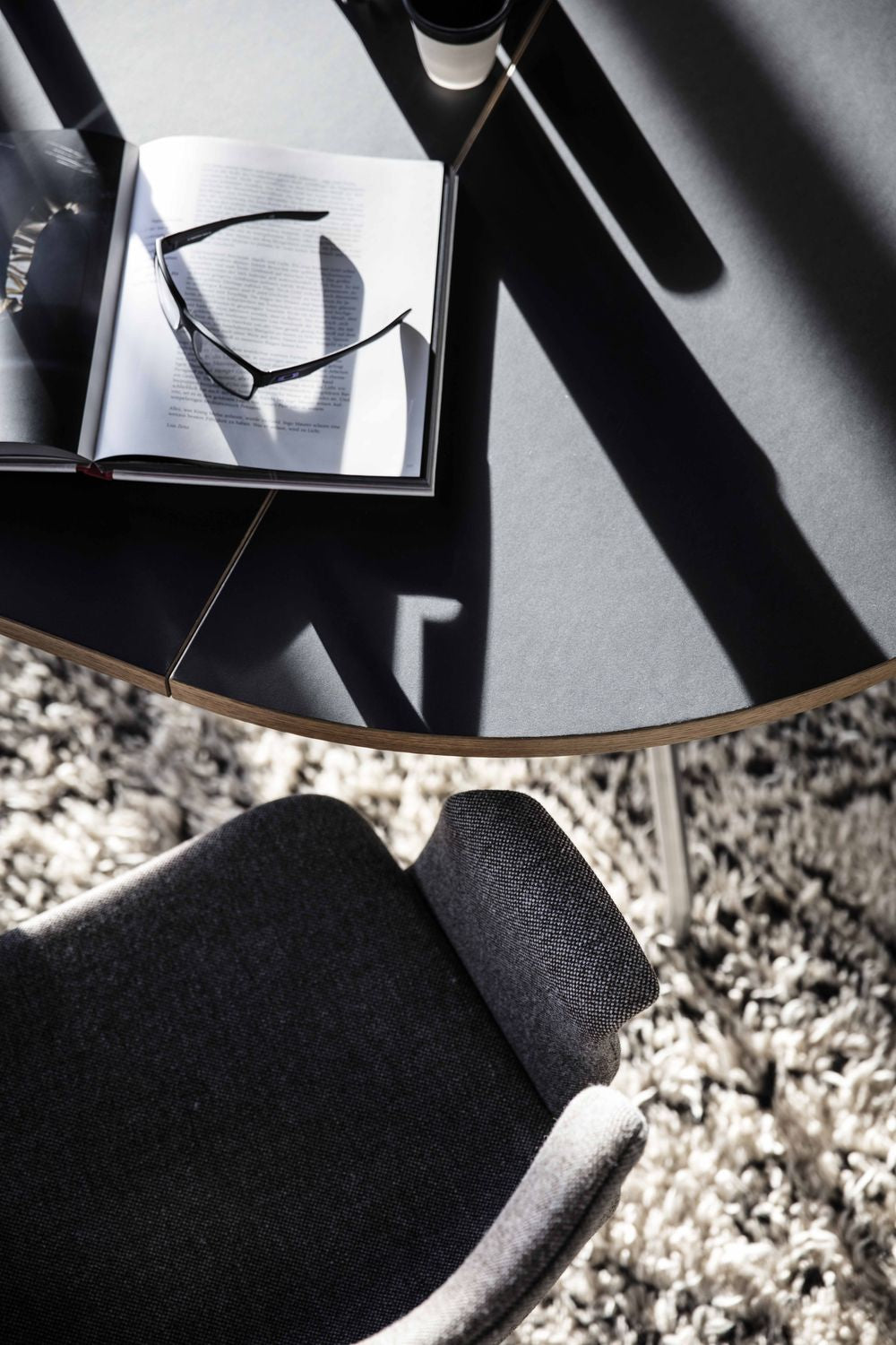 Bent Hansen Primum Tisch, Tischbeine aus schwarzem pulverbeschichtetem Stahl/Arbeitsplatte aus schwarzem Linoleum
