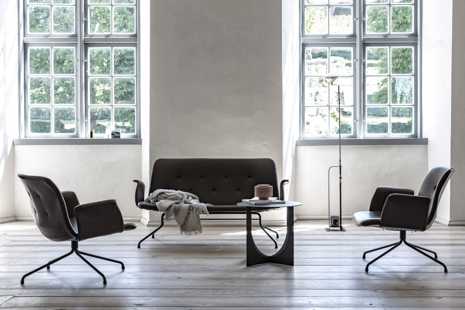 Bent Hansen Primum 2 -persons sofa med armlæn, ramme i sort pulver coated stål/cognac adrian læder