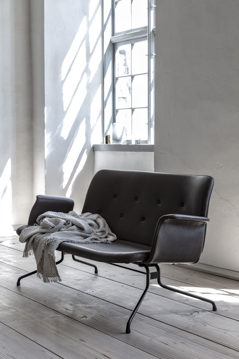 Bent Hansen Primum 2 -persons sofa med armlæn, ramme i sort pulver coated stål/cognac adrian læder