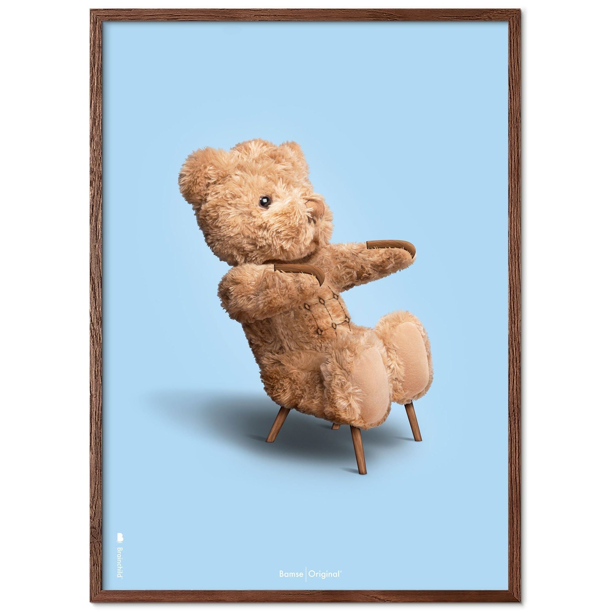 Brainchild Teddybeer klassiek poster frame gemaakt van donker hout ram 30x40 cm, lichtblauwe achtergrond