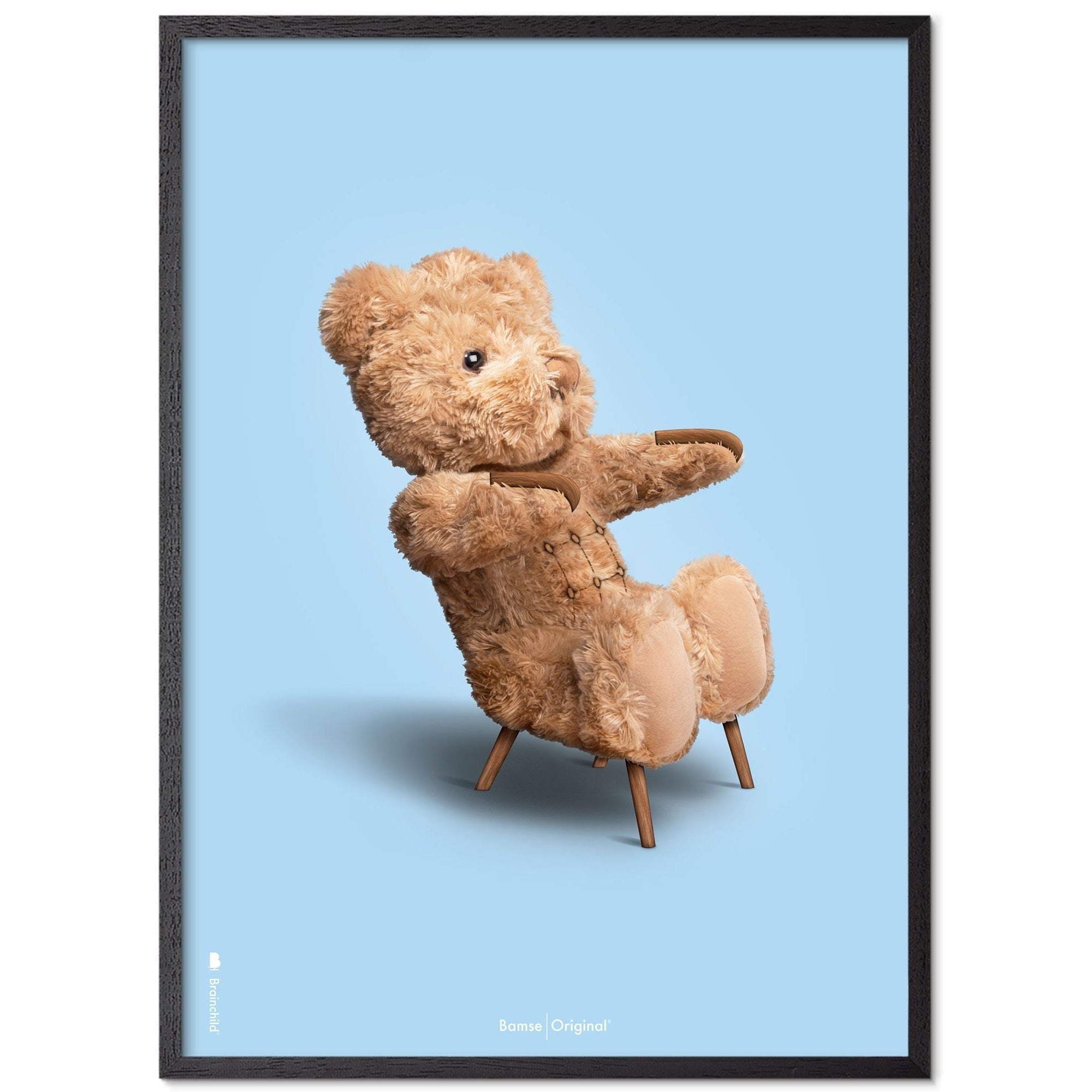 Brainchild Teddybeer klassiek poster frame gemaakt van zwart gelak hout 70x100 cm, lichtblauwe achtergrond