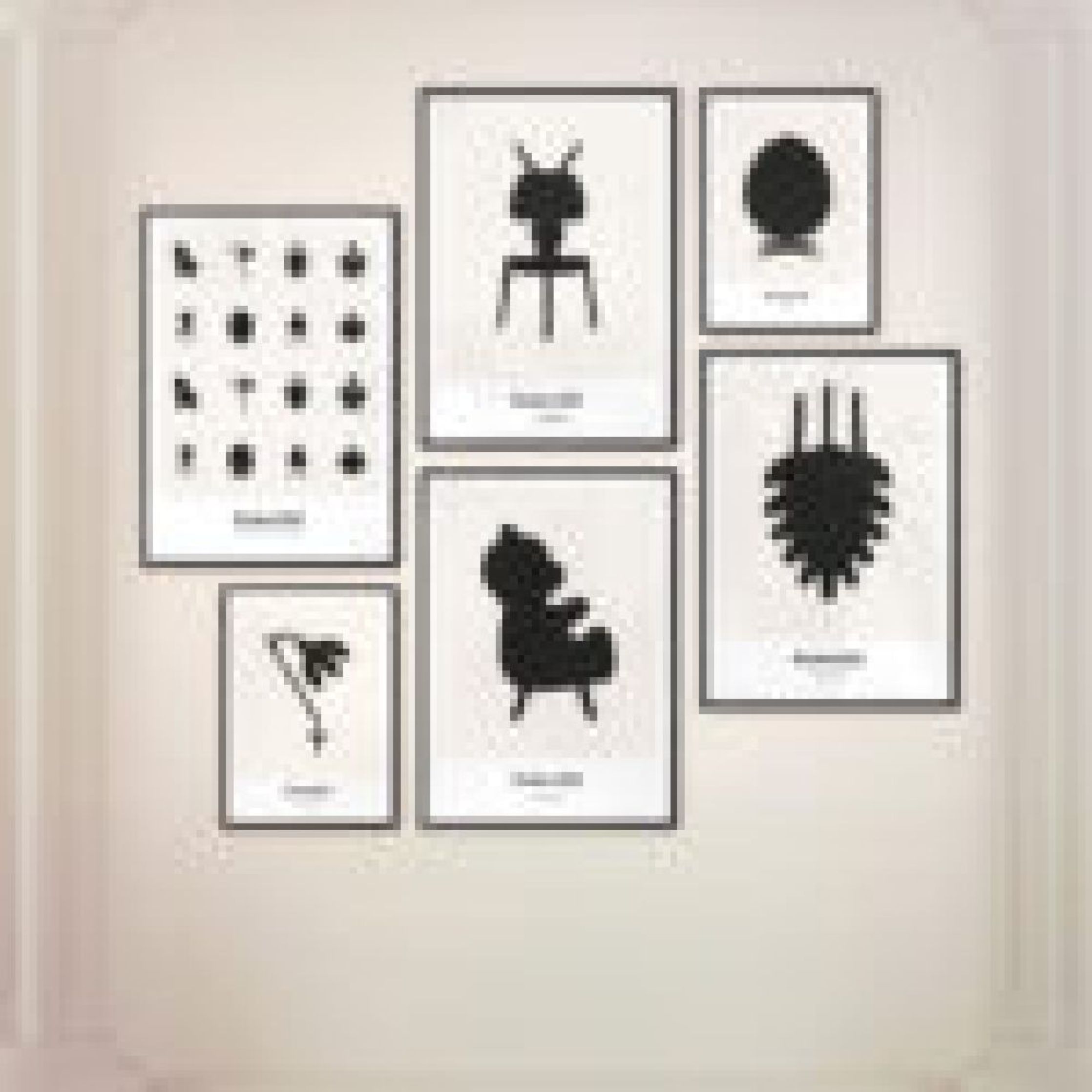 Brainchild Ei Design Icon Poster, Rahmen aus dunklem Holz 70 X100 Cm, Grau