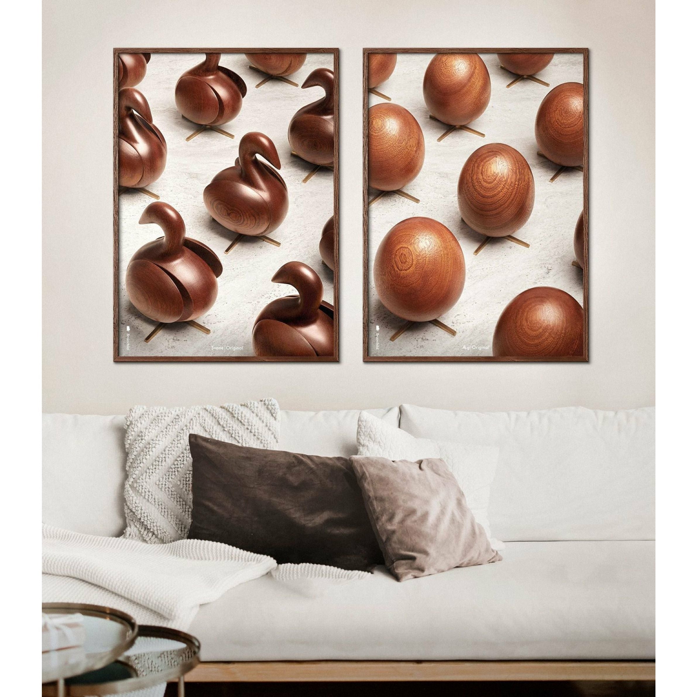 Brainchild Eierparade Poster, Rahmen aus dunklem Holz, 70 X100 cm