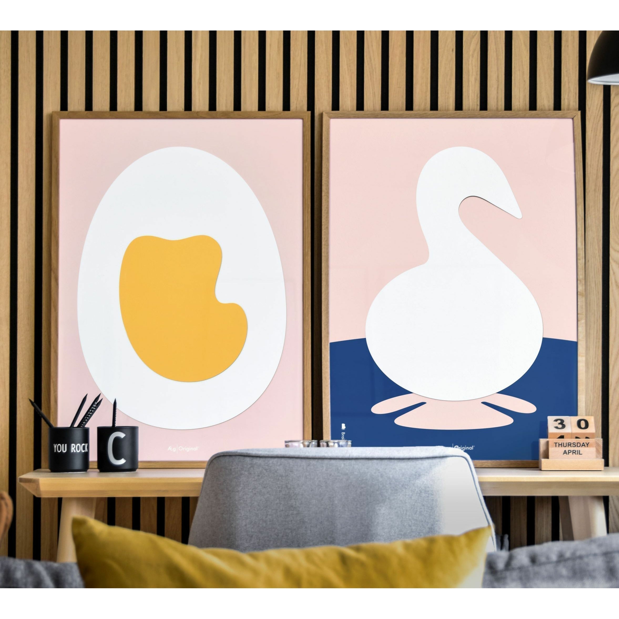 Brainchild Swan Paper Clip Poster, messingfarget ramme 30 x40 cm, rosa bakgrunn