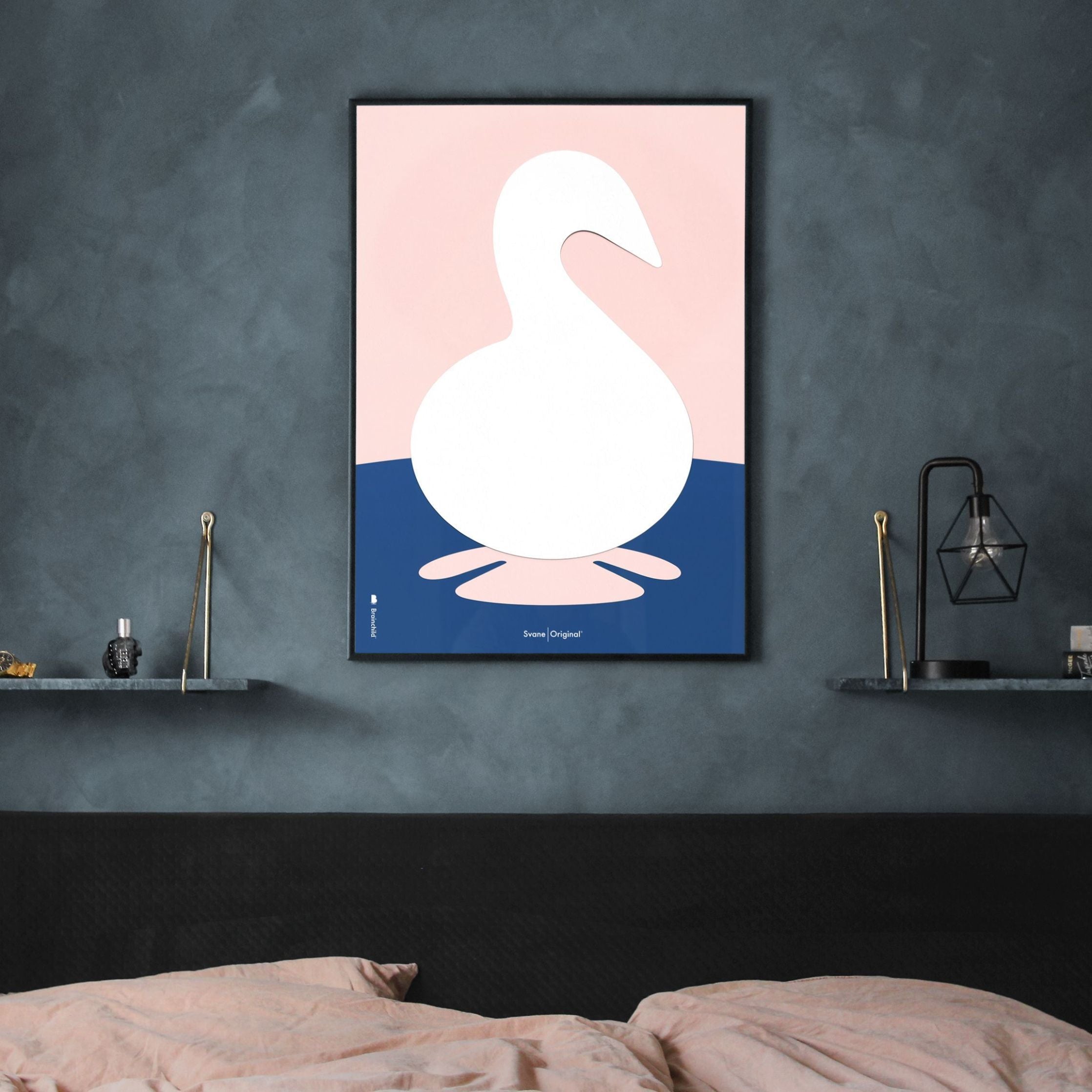 Brainchild Swan Paper Clip -affisch, ram gjord av mörkt trä 30x40 cm, rosa bakgrund