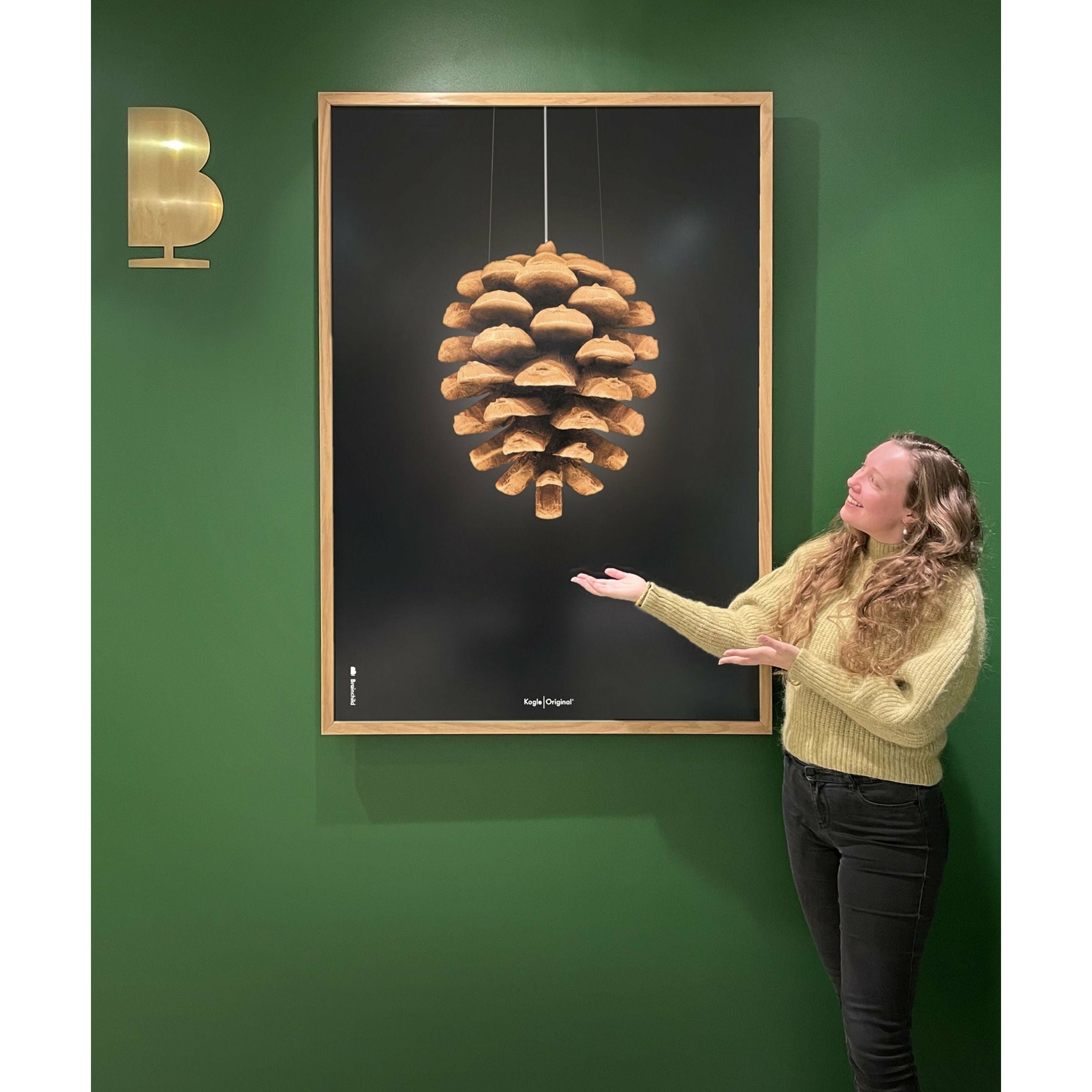 Brainchild Pine Cone Classic Poster, Frame Made of Dark Wood 50x70 cm, svart bakgrunn