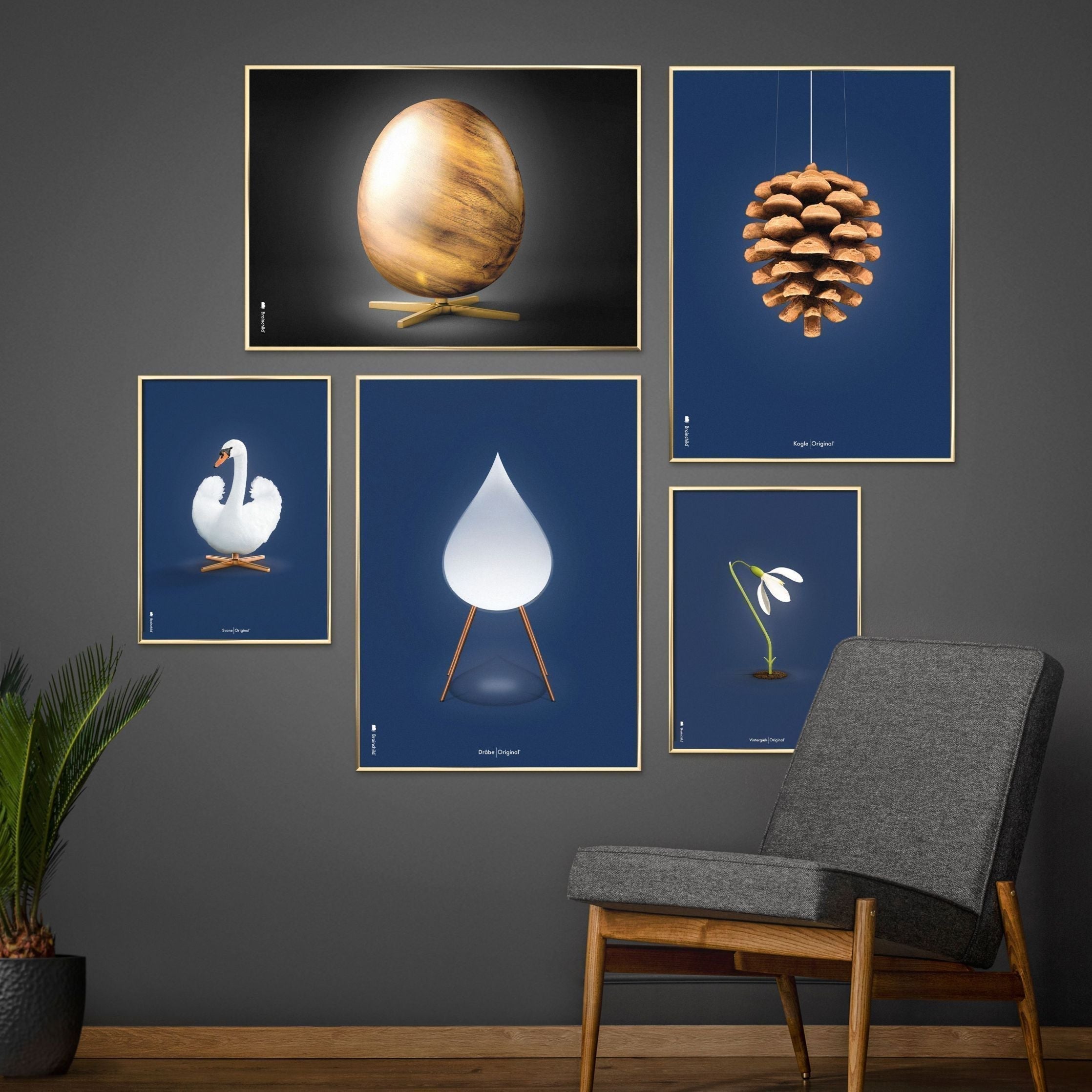 brainchild Affiche classique du cône en pin, cadre en bois clair 30x40 cm, fond bleu foncé