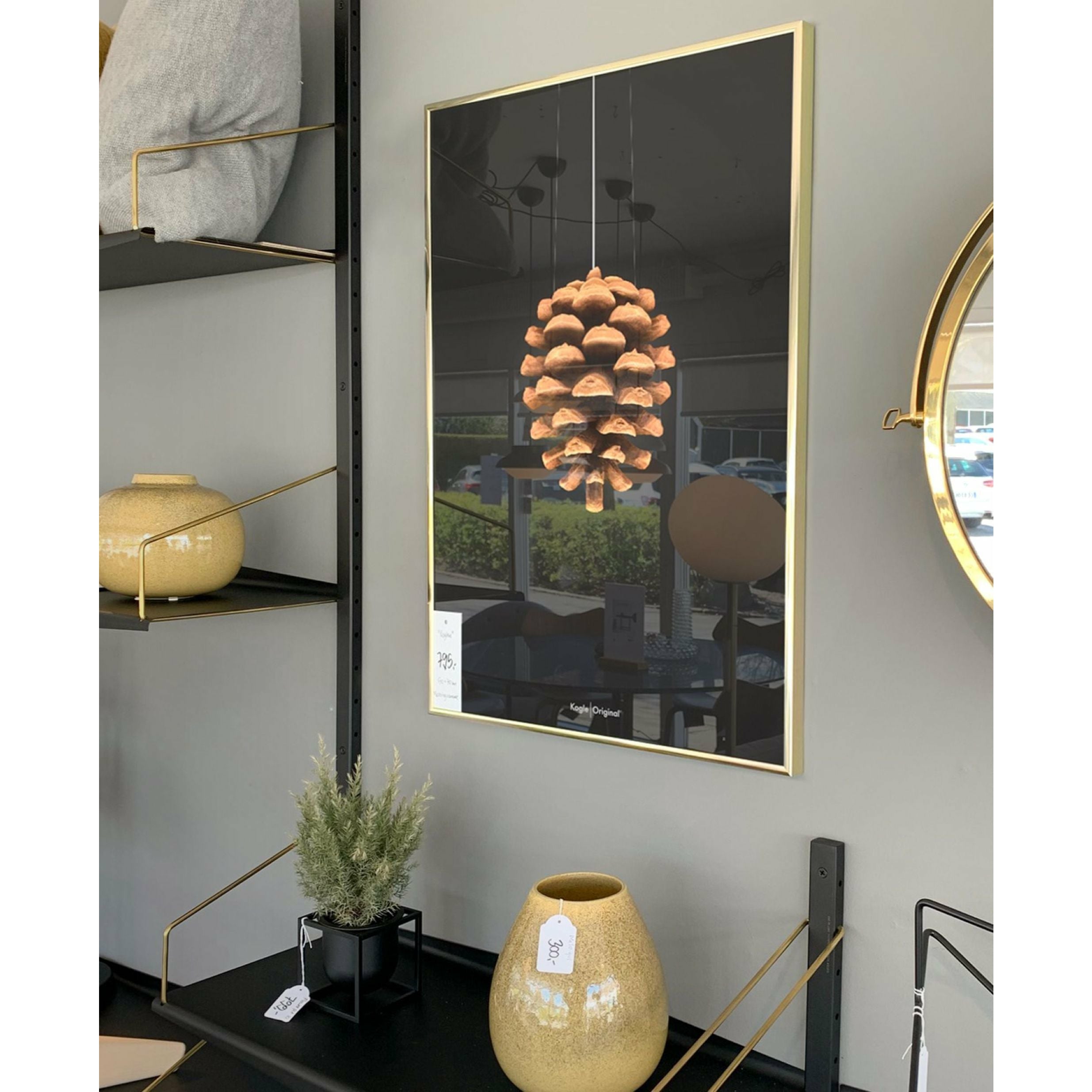 Brainchild Pine Cone Classic Poster, Frame Made of Light Wood 30x40 cm, svart bakgrunn