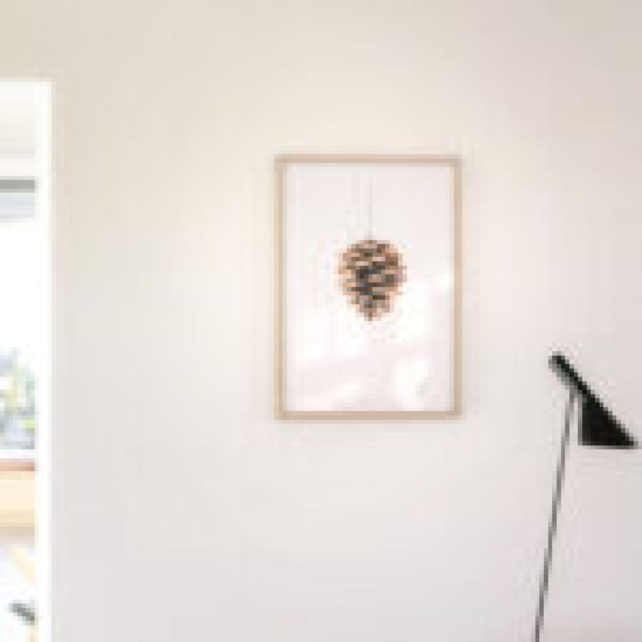 Póster clásico de cono de pino de creación, marco hecho de madera clara de 70x100 cm, fondo blanco