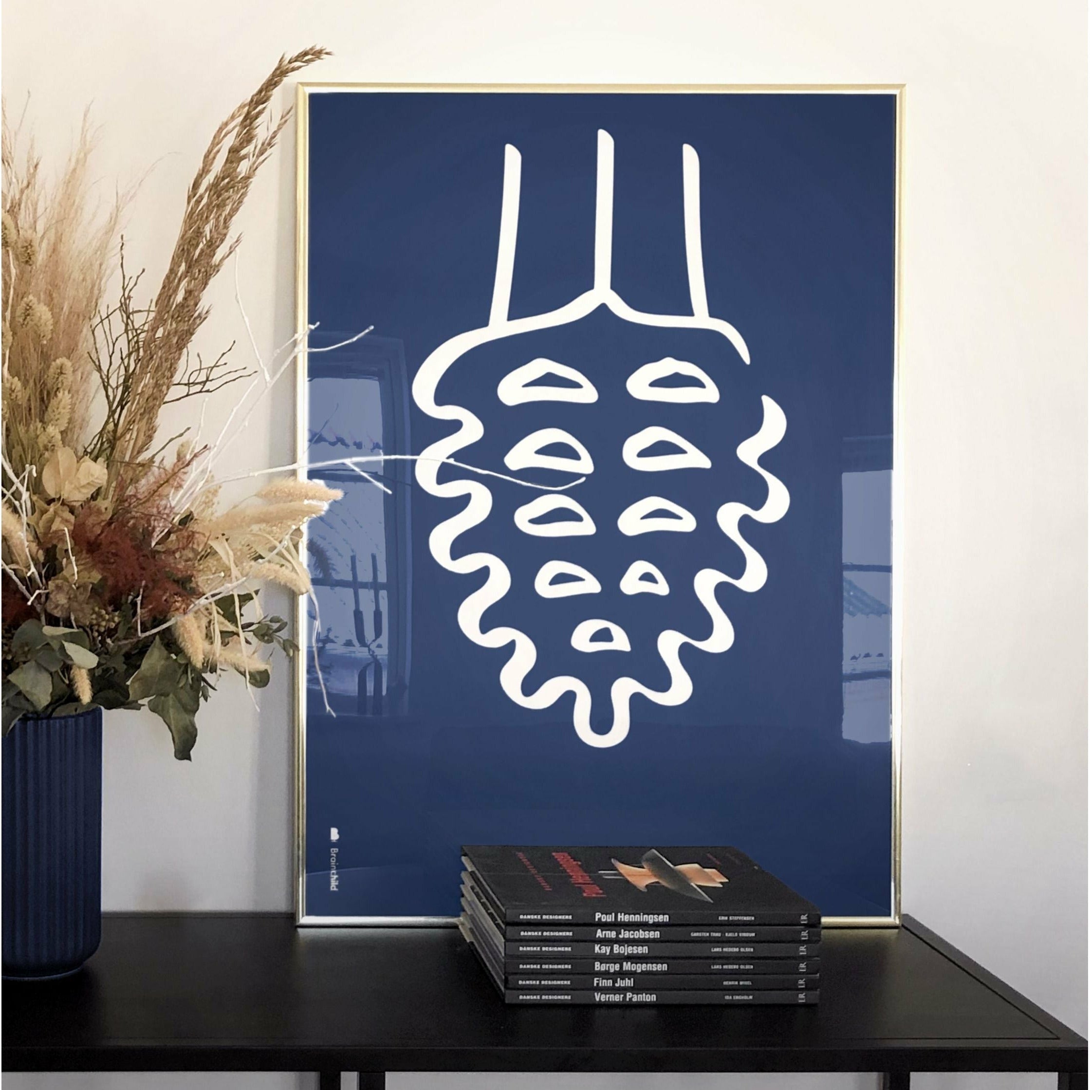 Brainchild Pine Cone Line Poster, messing gekleurd frame 70 x100 cm, blauwe achtergrond