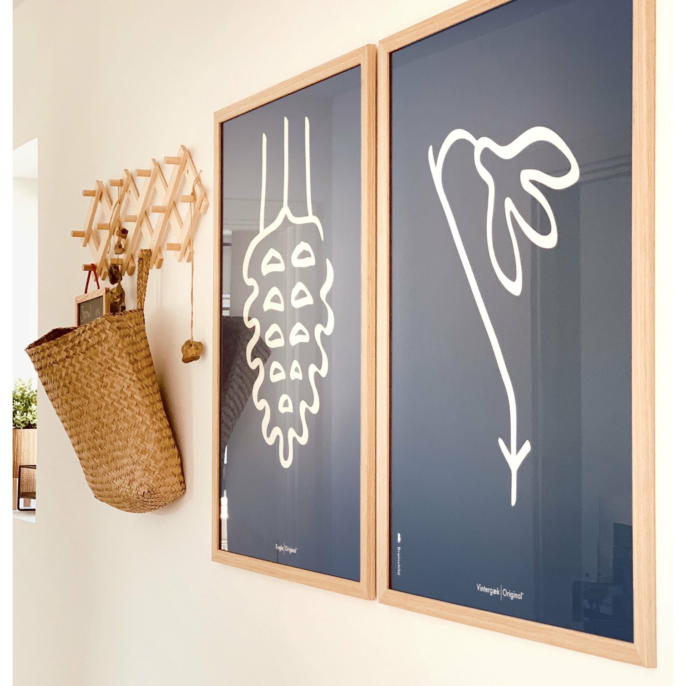 Brainchild Pine Cone Line Poster, donker hout frame A5, blauwe achtergrond
