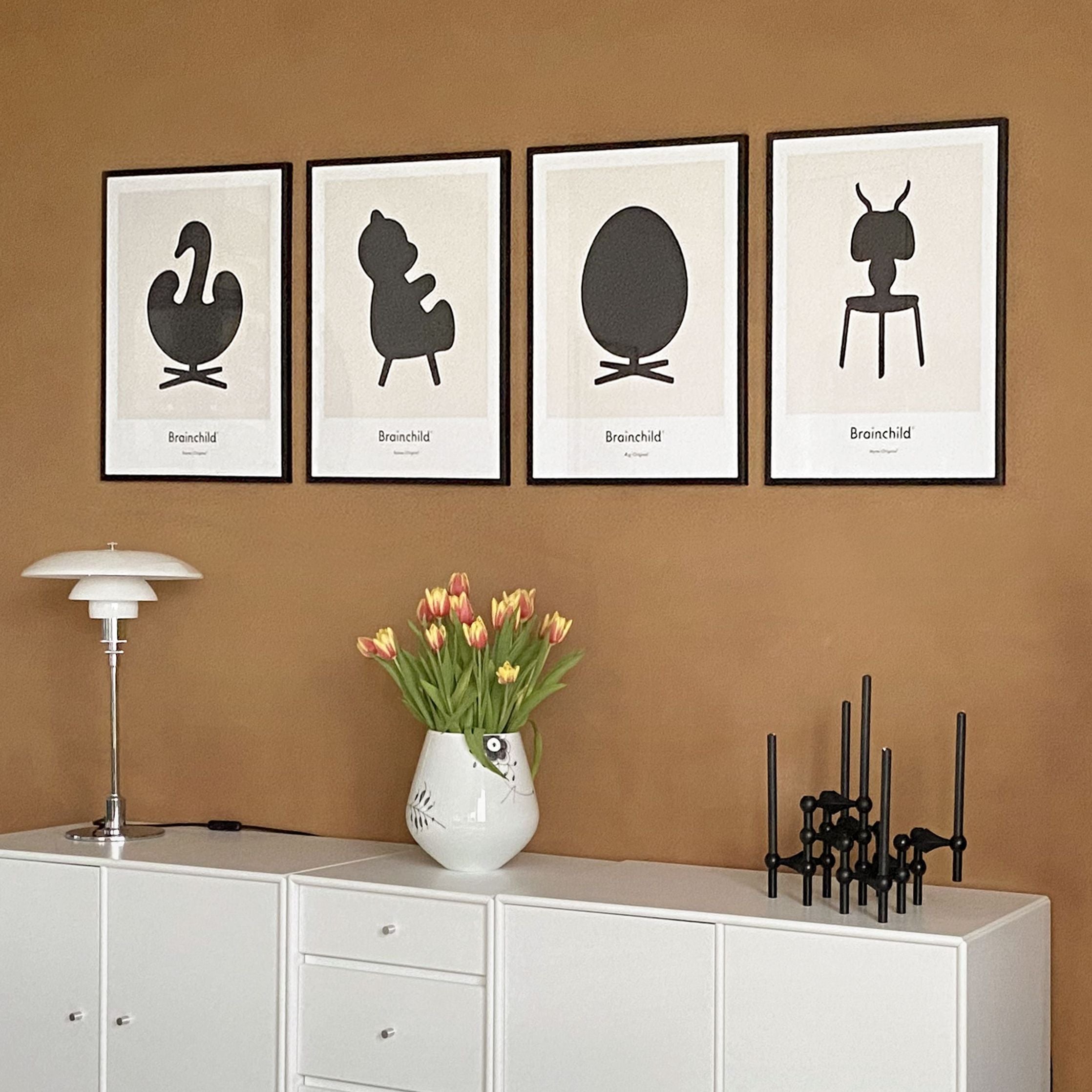 Brainchild Teddybär Design Icon Poster, Rahmen aus schwarz lackiertem Holz 30x40 Cm, grau