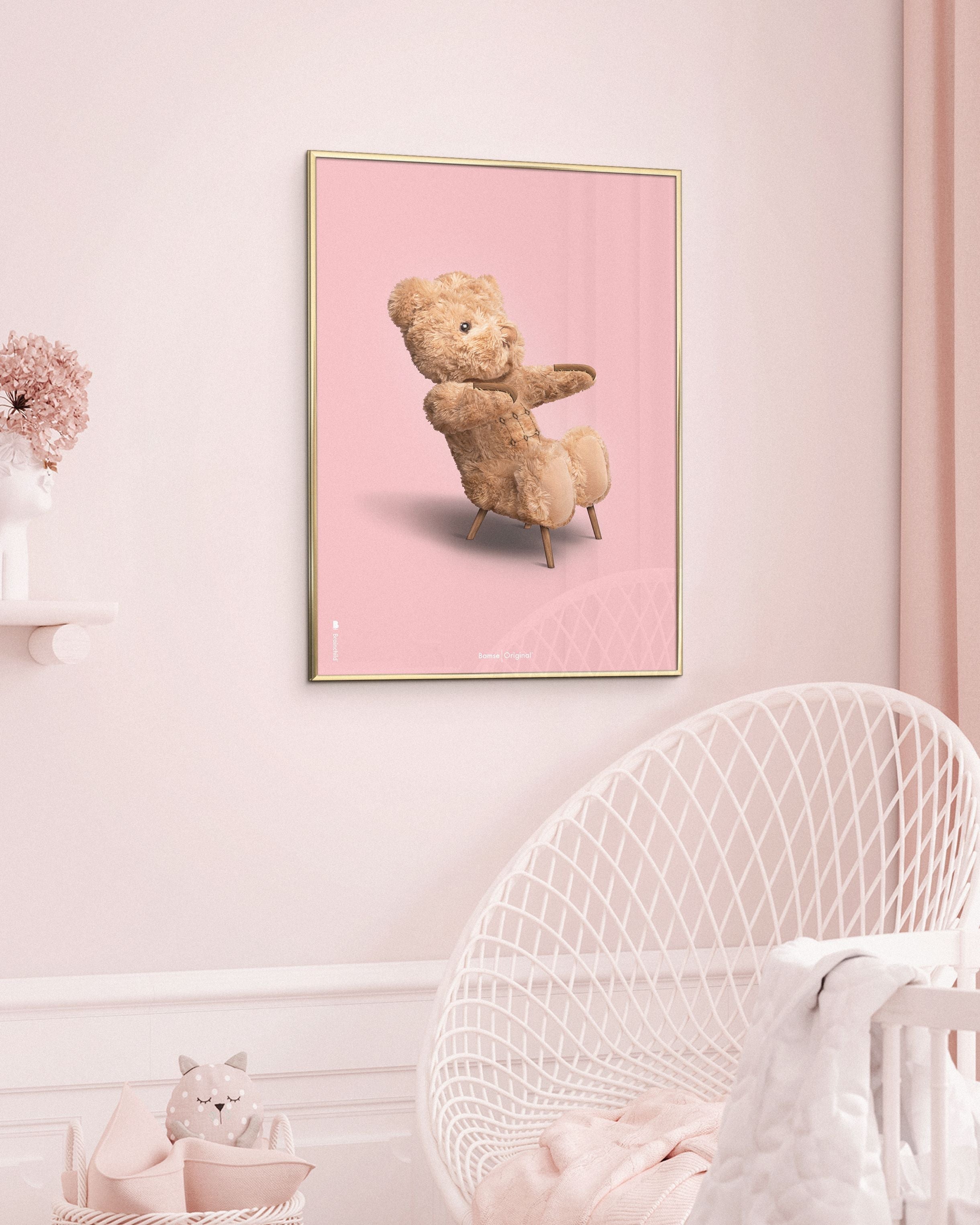 Brainchild Teddybeer klassieke poster messing gekleurd frame 30x40 cm, roze achtergrond