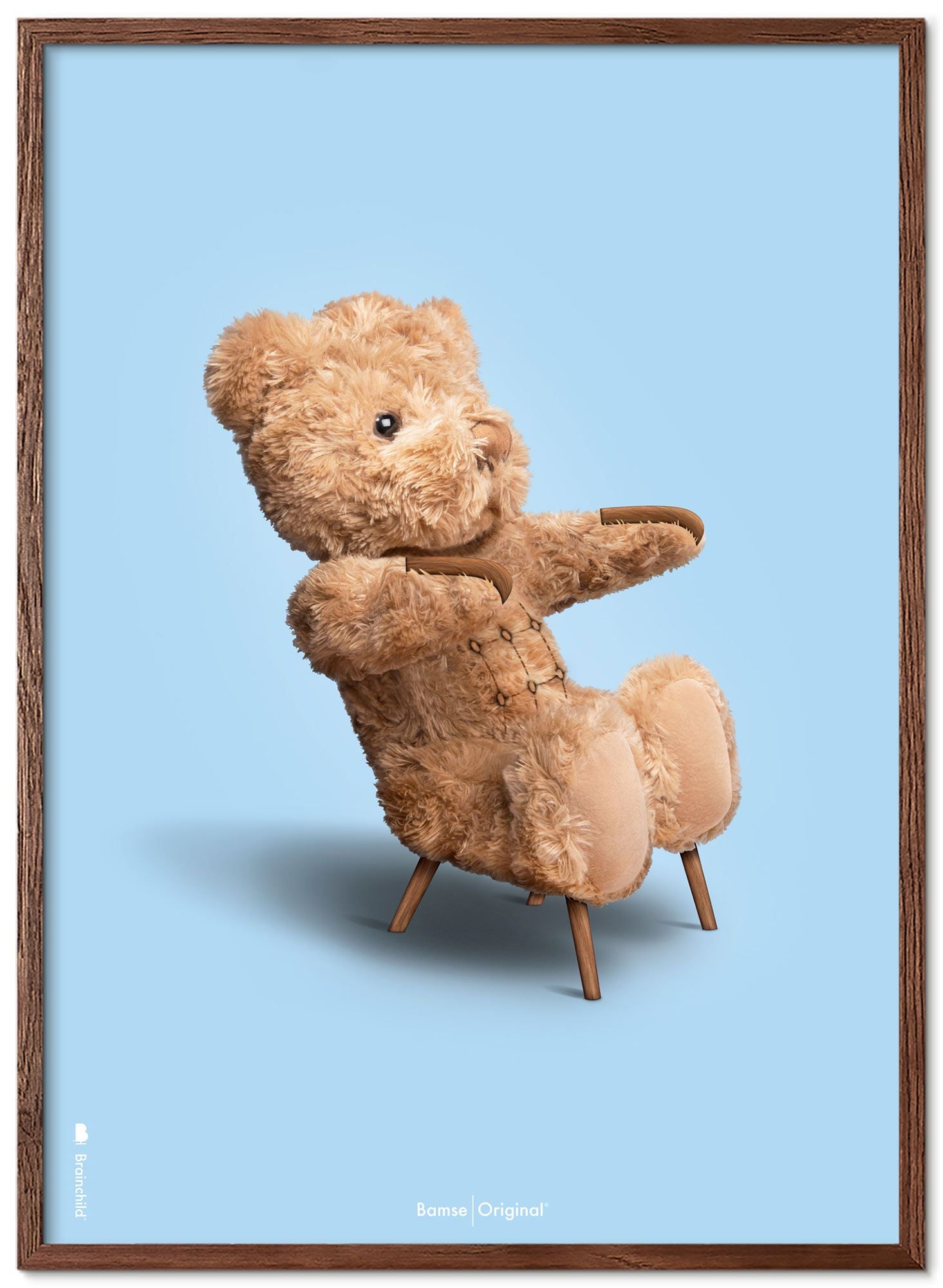 Brainchild Teddybeer klassiek poster frame gemaakt van donker hout ram 30x40 cm, lichtblauwe achtergrond