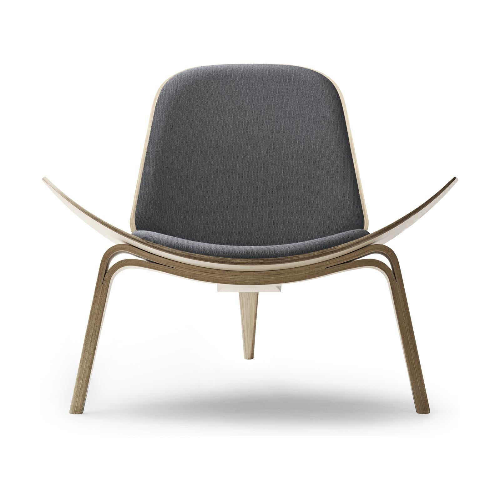 Carl Hansen CH07 Shell -stoel, wit geoliede eiken/donkergrijze stof
