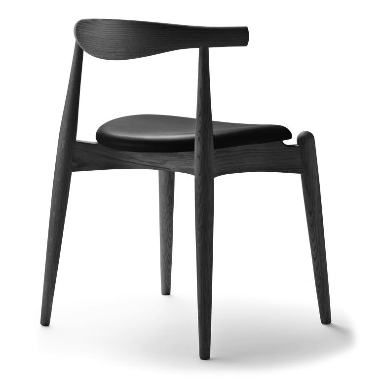 Carl Hansen CH20 Kyynärpään tuoli, värillinen tammi/musta nahka