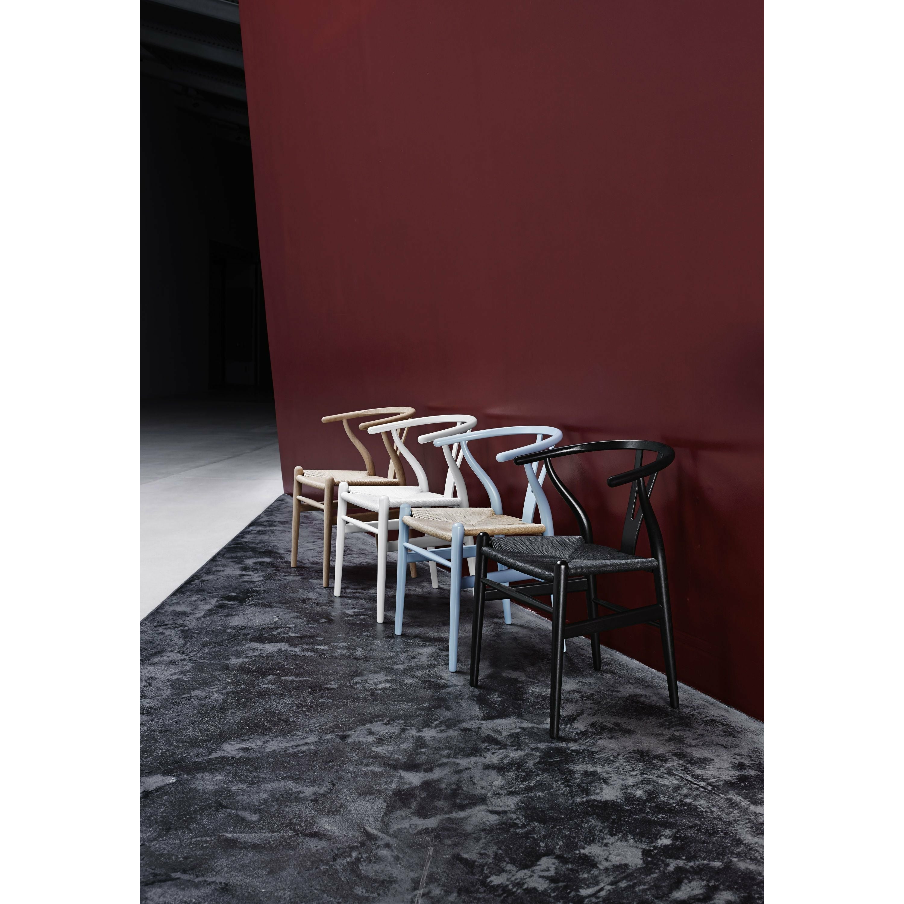 Carl Hansen Chaise ch24 chaise chaise noire en papier, hêtre / baies rouge
