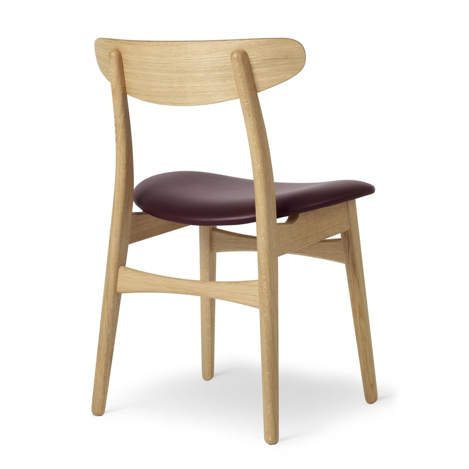 Carl Hansen CH30P -stol, oljad ek, vinröd läder