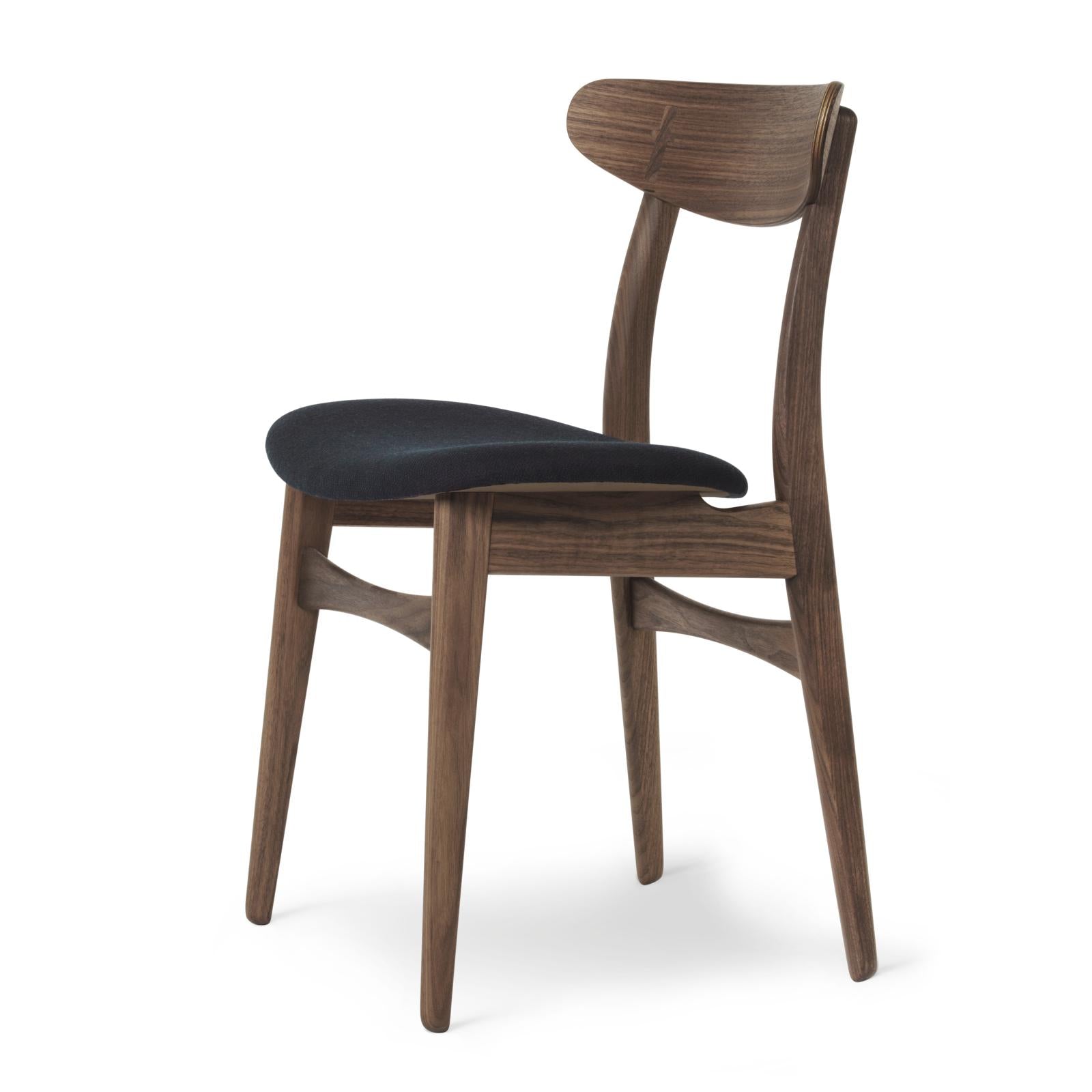 Carl Hansen CH30P -stoel, geoliede walnoot, zwarte stof