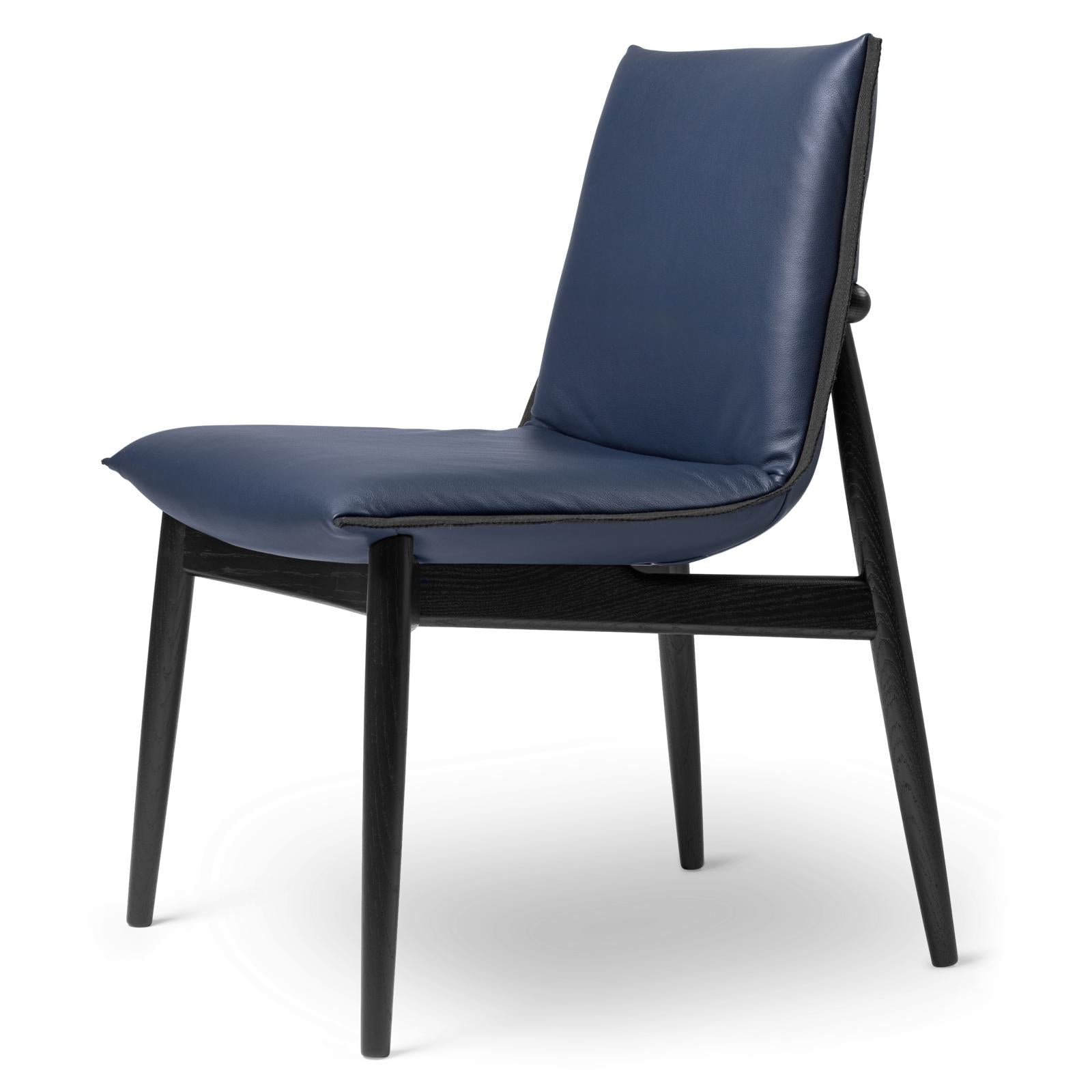 Carl Hansen E004 Embrace stoel, gelakte eik, blauw leer