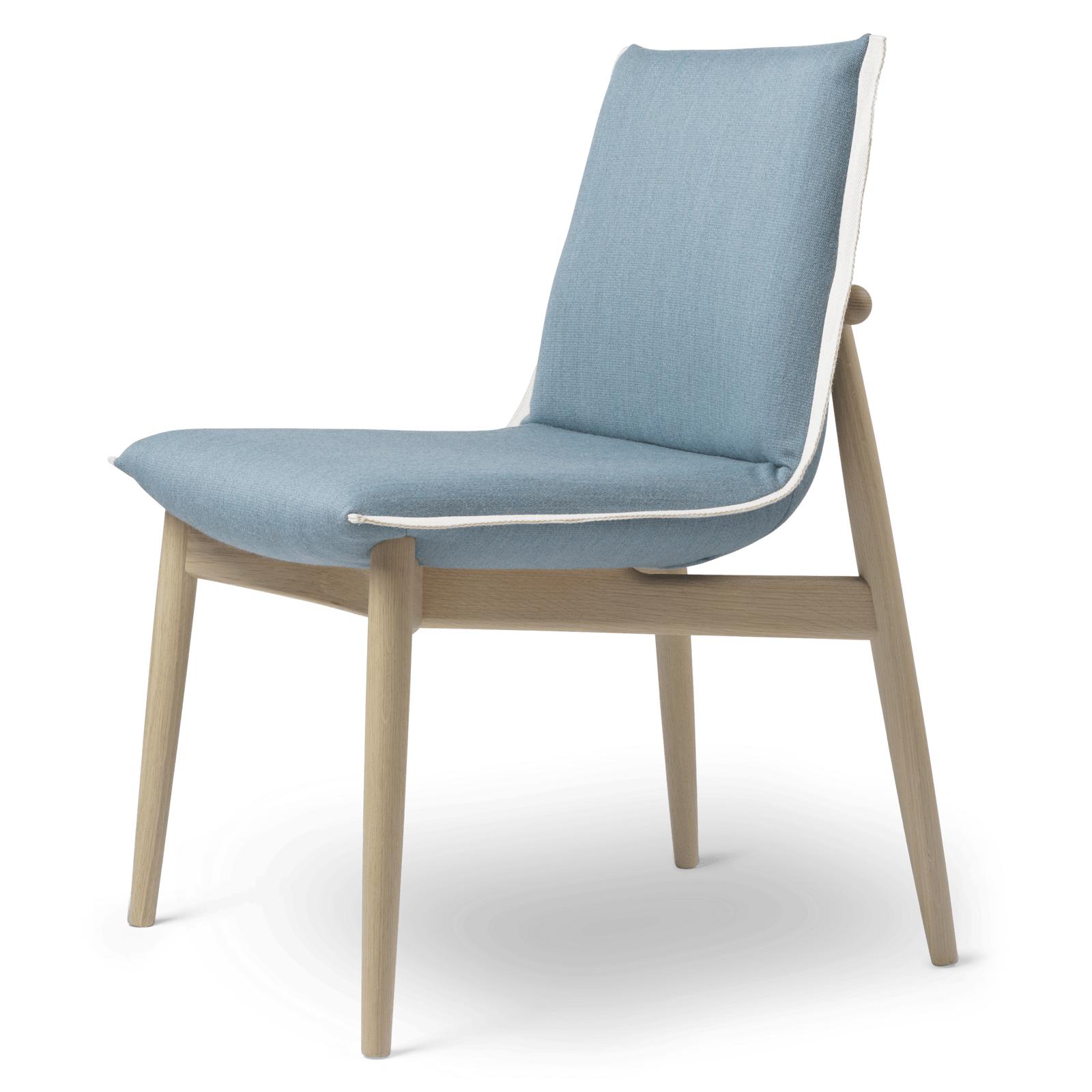 Carl Hansen E004 Embrace stoel, witte geoliede eik, lichtblauwe stof