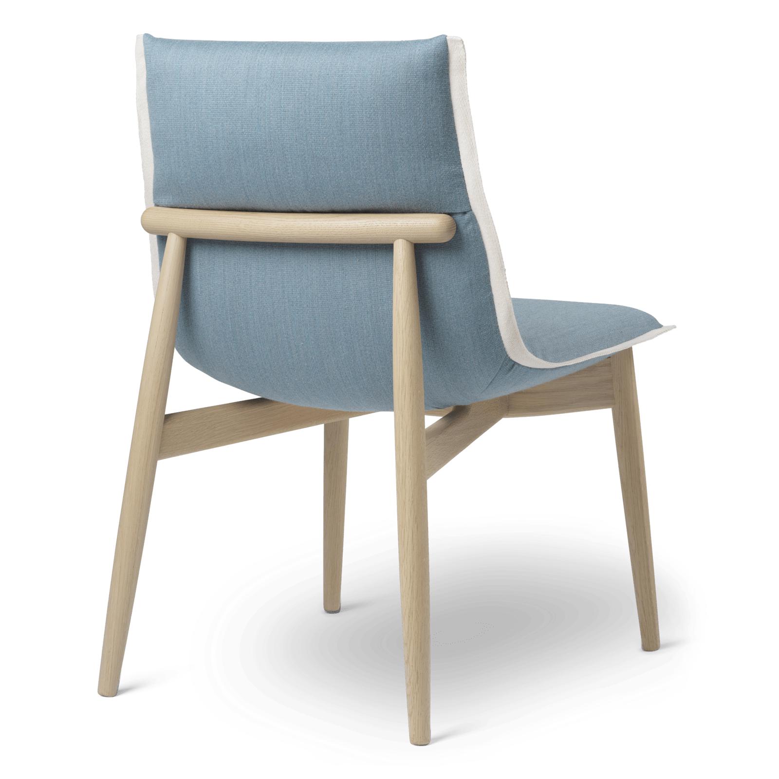 Carl Hansen E004 omfamna stol, vit oljad ek, ljusblå tyg