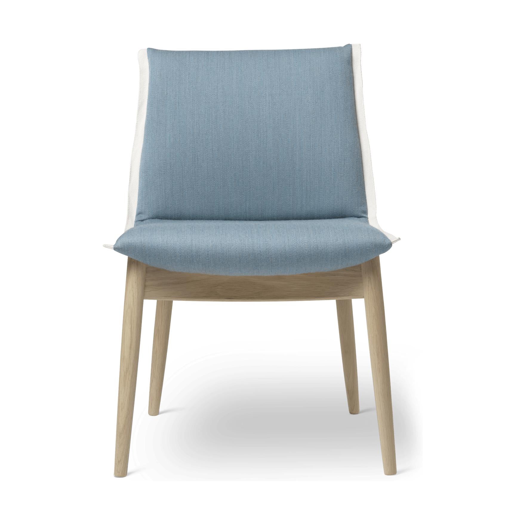 卡尔·汉森（Carl Hansen）E004拥抱椅子，白油橡木，浅蓝色面料