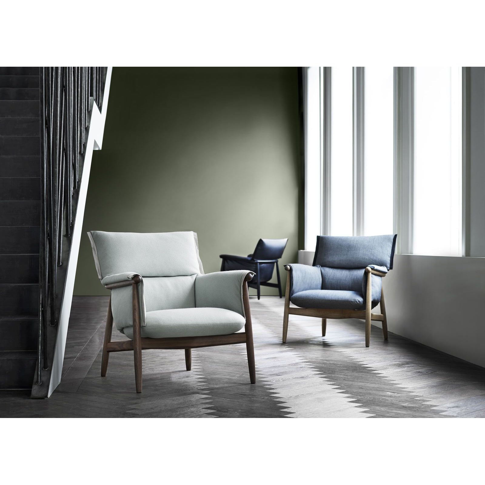 Carl Hansen E005 Embrace stoel, gekleurd eiken/zwart leer