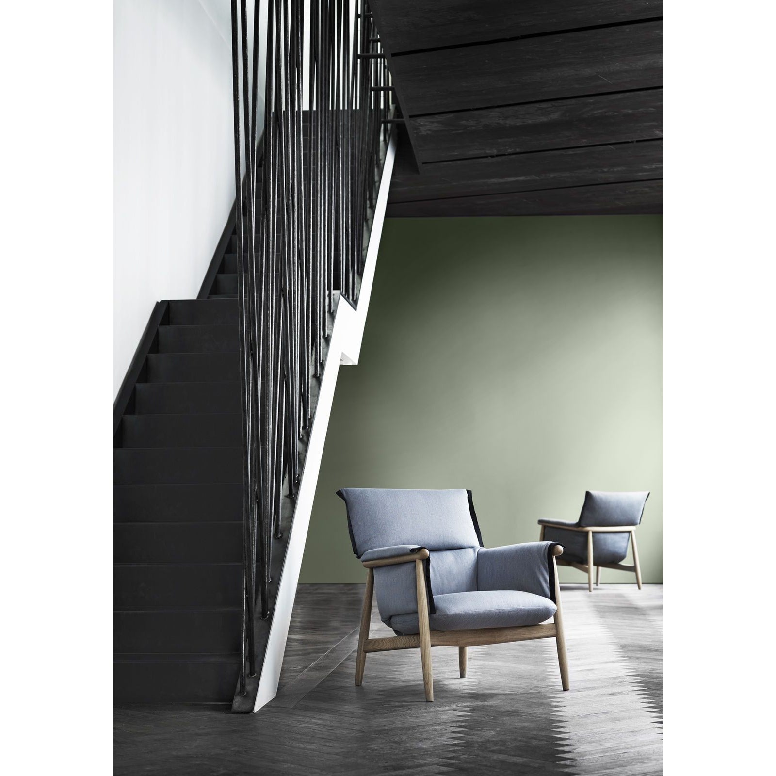 Carl Hansen E005 Omfavne stol, farvet eg/sort læder