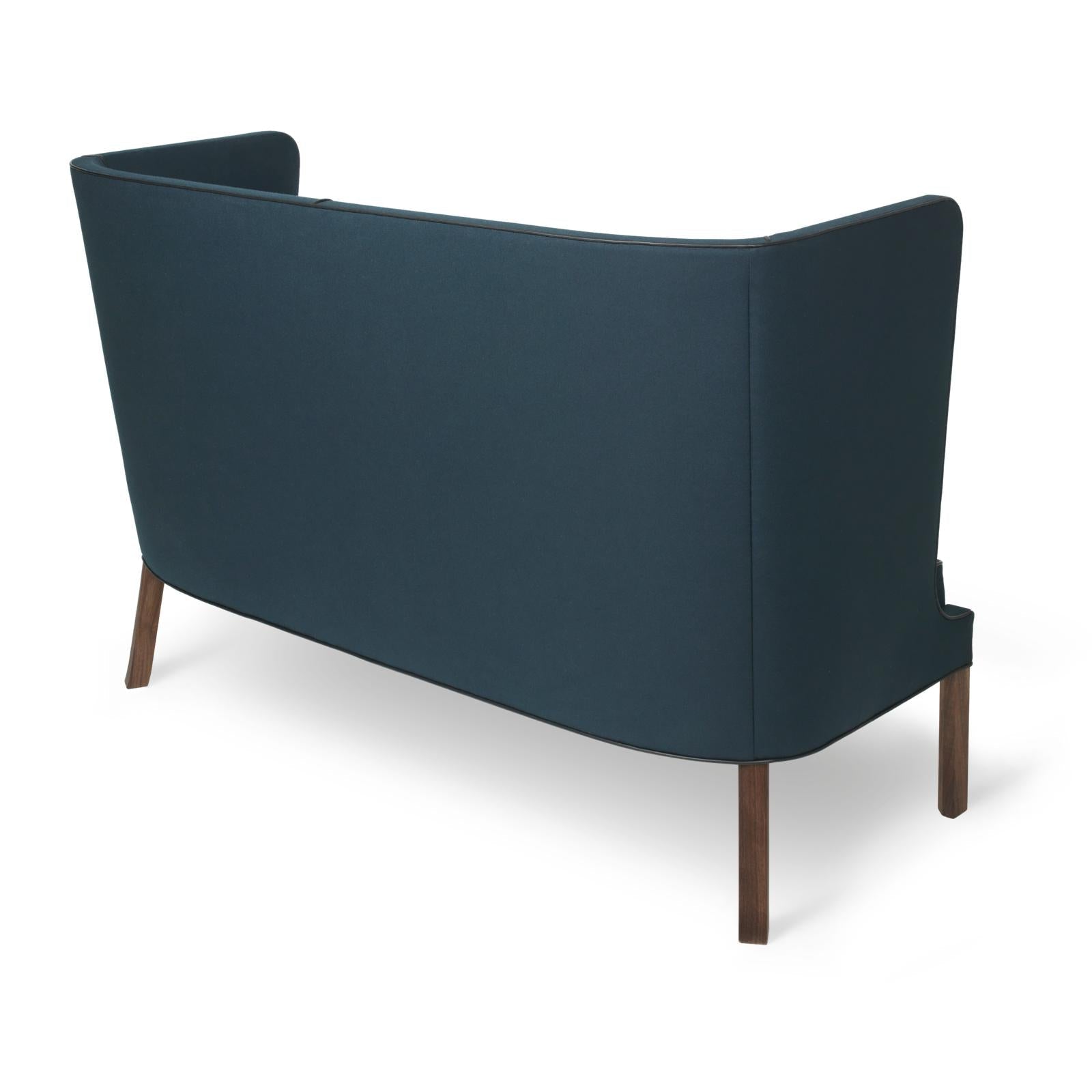 Carl Hansen FH436 Coupé Sofa, Oilet valnød/blåt stof
