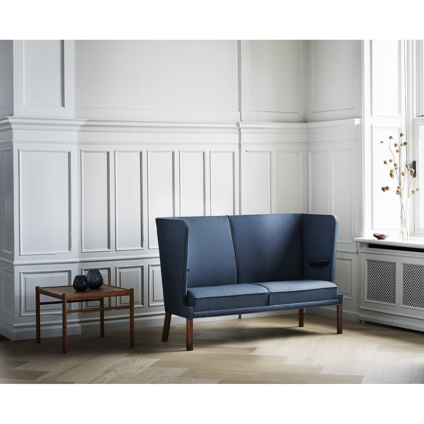Carl Hansen FH436 Coupé -Sofa, geölte Walnuss/blauer Stoff