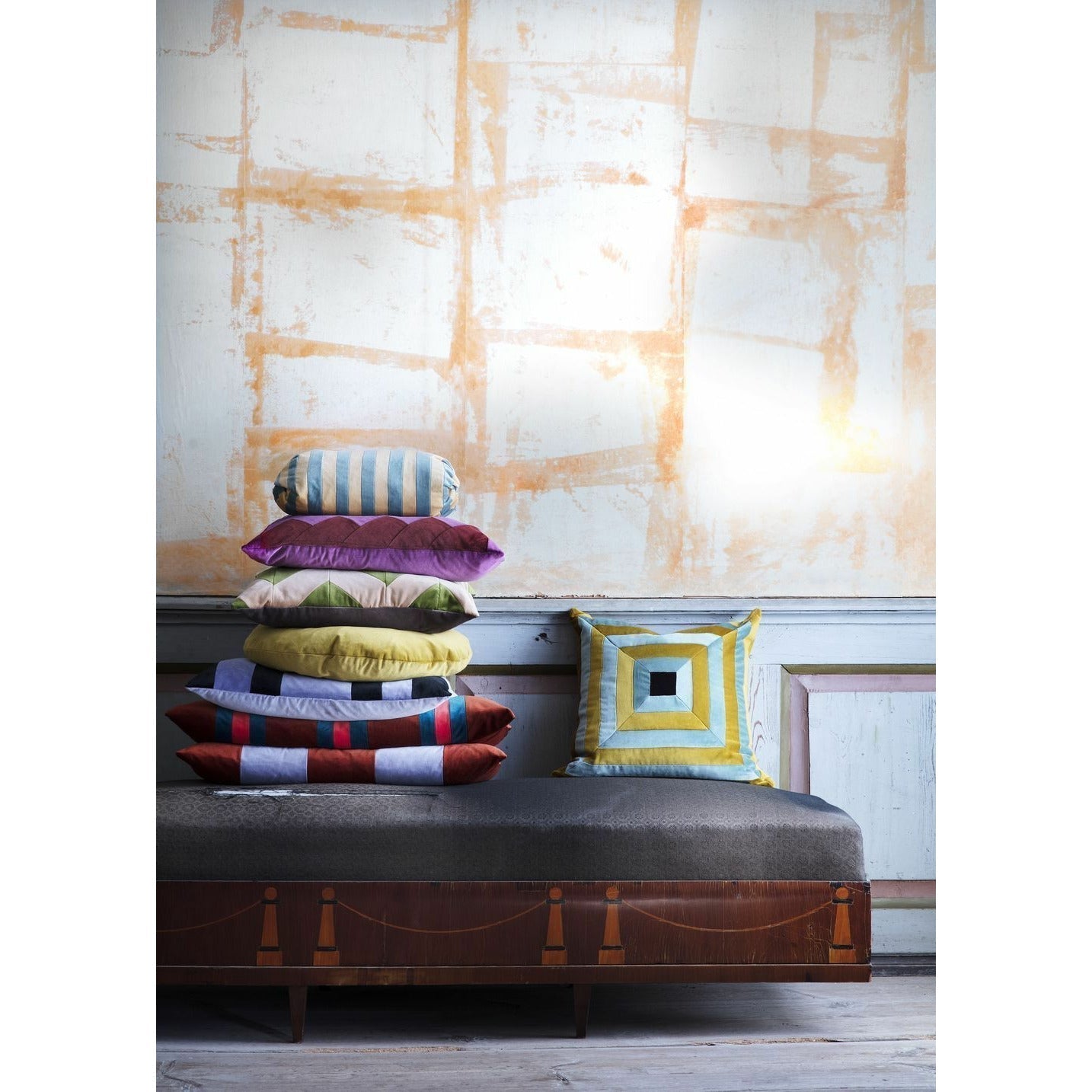 Cuscino di velluto a strisce Christina Lundsteen 40 x80 cm, rosso scuro/blush