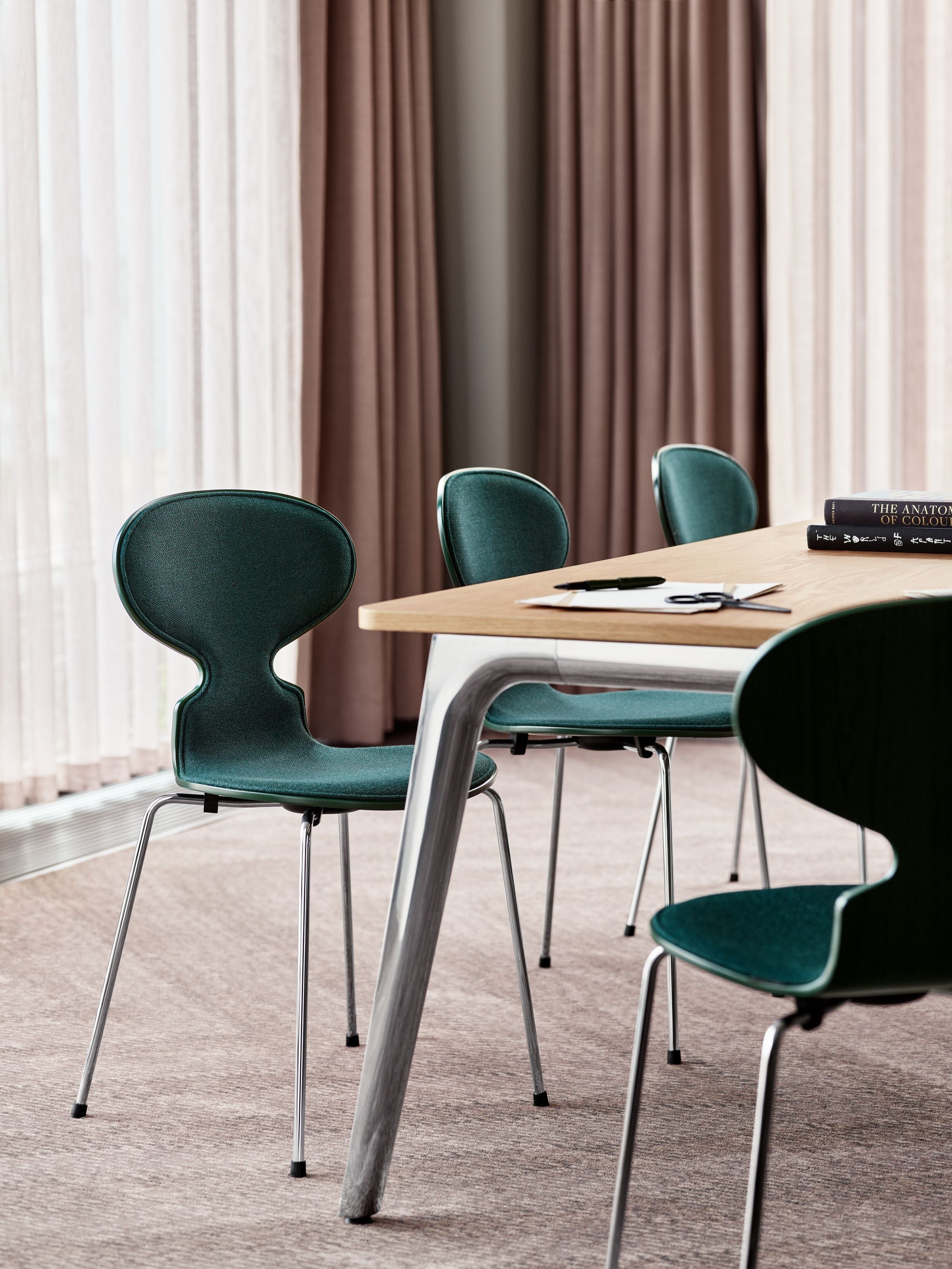Fritz Hansen 3101 Ant stol foran polstret, skal: lakeret finer stedsegrøn, polstring: Vidar tekstil mørkegrøn, base: stål/krom