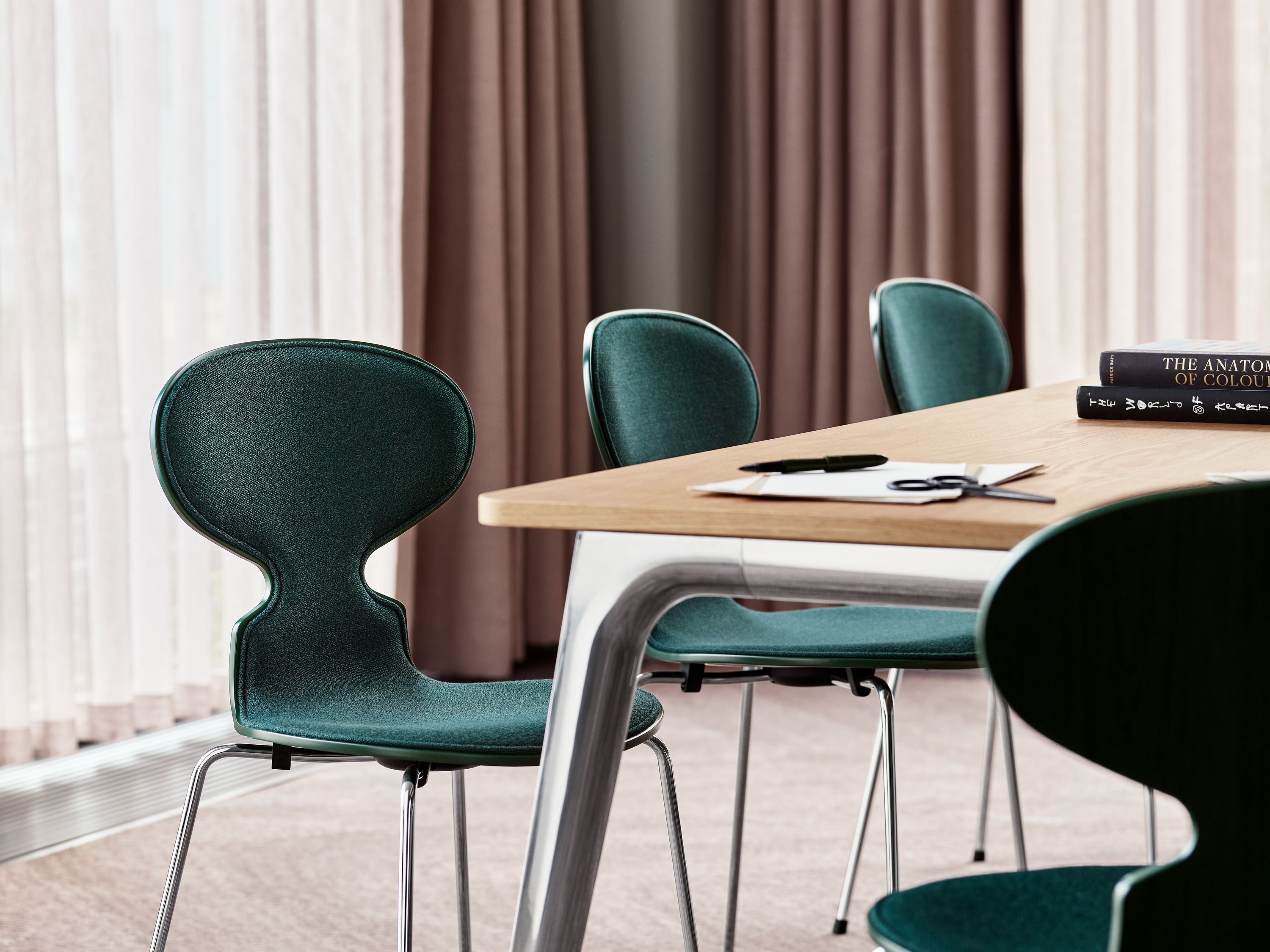 Fritz Hansen 3101 Ant stol foran polstret, skal: lakeret finer stedsegrøn, polstring: Vidar tekstil mørkegrøn, base: stål/krom