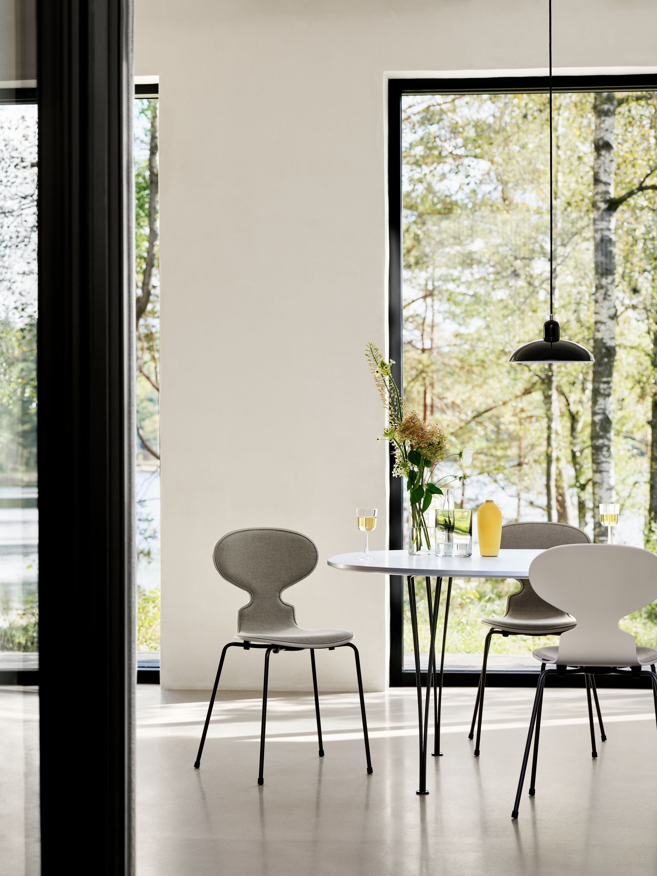 Fritz Hansen 3101 Ant stol foran polstret, skal: farvet finer sort, polstring: vanir tekstil sort/grå, base: stål/krom