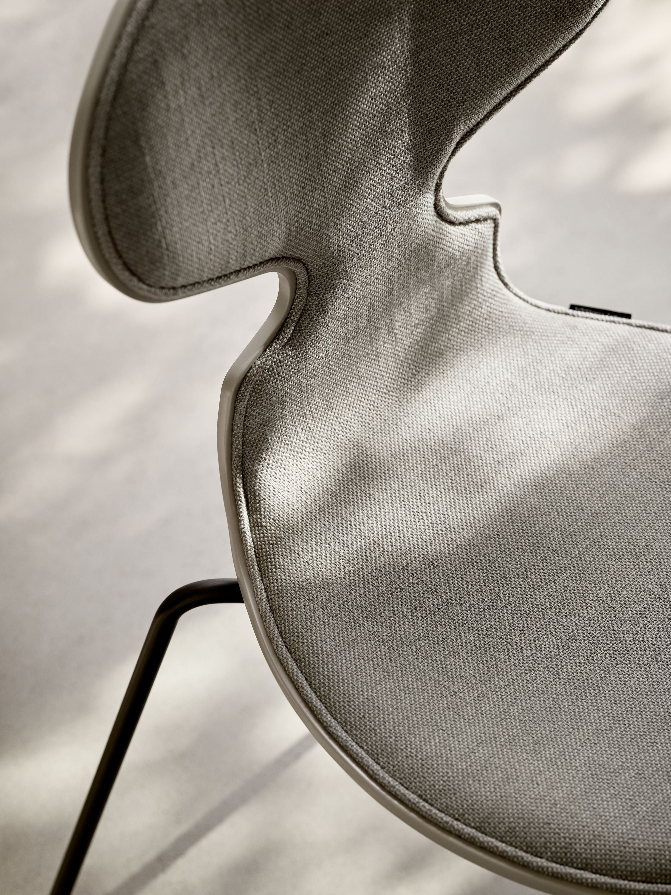 Fritz Hansen 3101 Ant stol foran polstret, skall: farget finér dyp leire, møbeltrekk: sunniva tekstil sand/lys grå, base: stål/krom